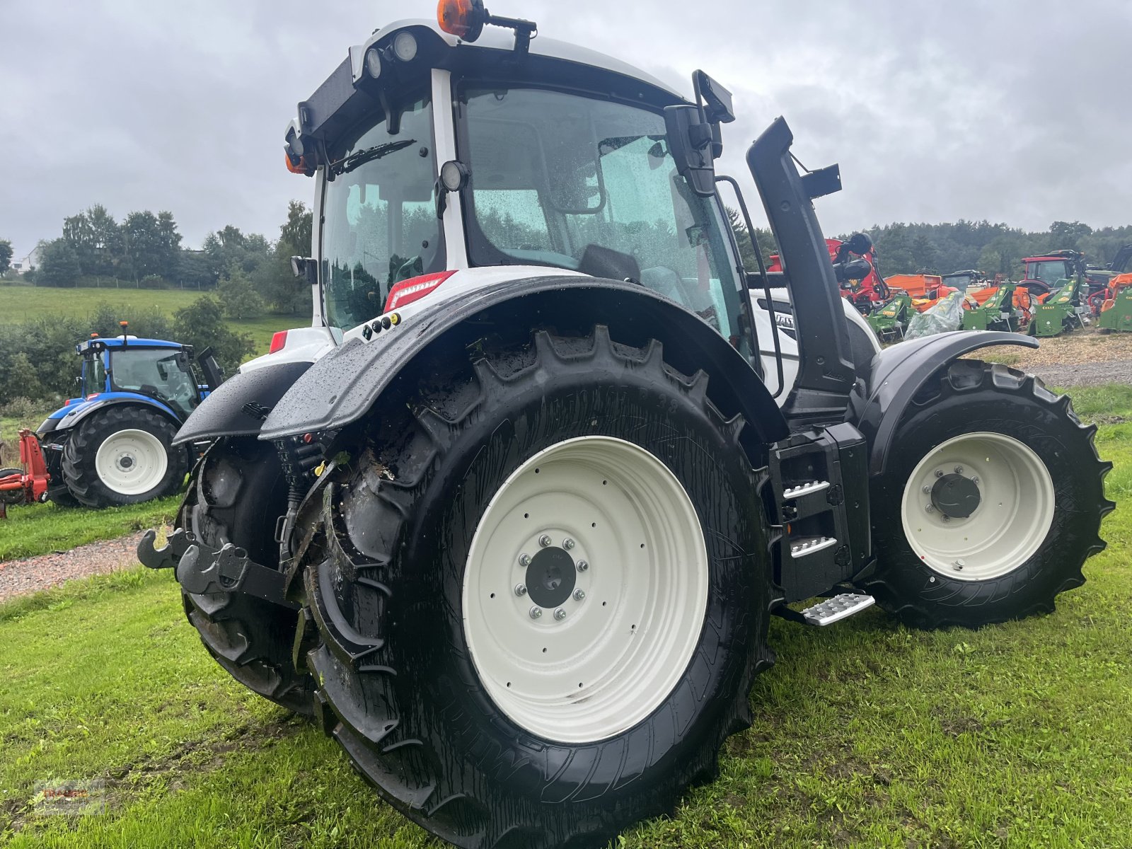 Traktor typu Valtra N175D mit Rüfa, Neumaschine v Mainburg/Wambach (Obrázek 8)