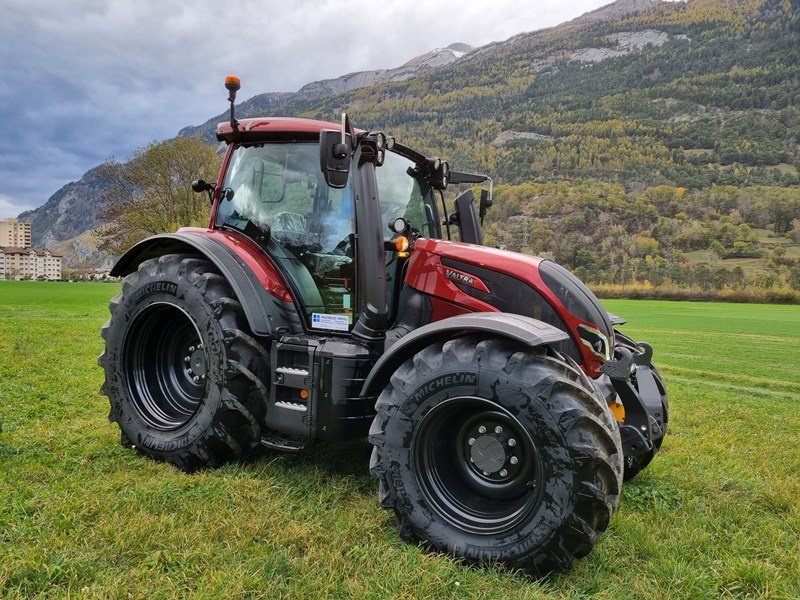 Traktor des Typs Valtra N175D Traktor, Ausstellungsmaschine in Chur (Bild 2)
