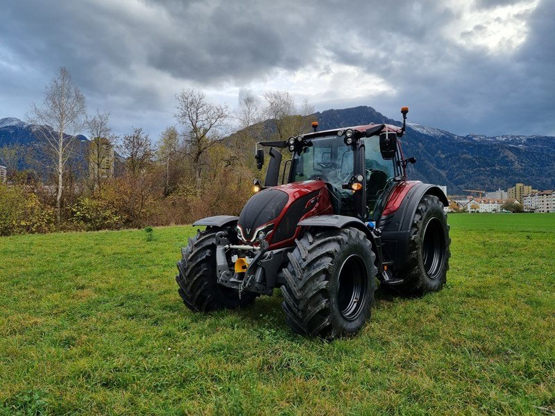Traktor des Typs Valtra N175D Traktor, Ausstellungsmaschine in Chur (Bild 1)