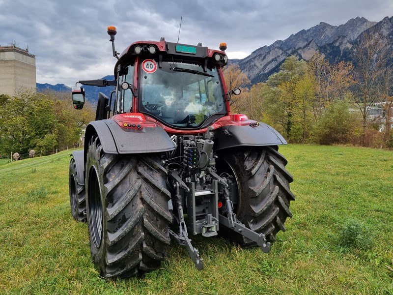 Traktor des Typs Valtra N175D Traktor, Ausstellungsmaschine in Chur (Bild 3)
