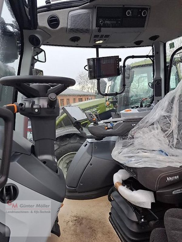 Traktor of the type Valtra N175D, Neumaschine in St. Michaelisdonn (Picture 15)