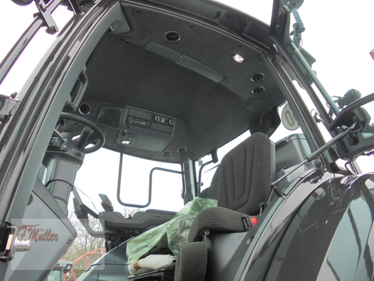 Traktor des Typs Valtra Q 245, Neumaschine in Taaken (Bild 3)