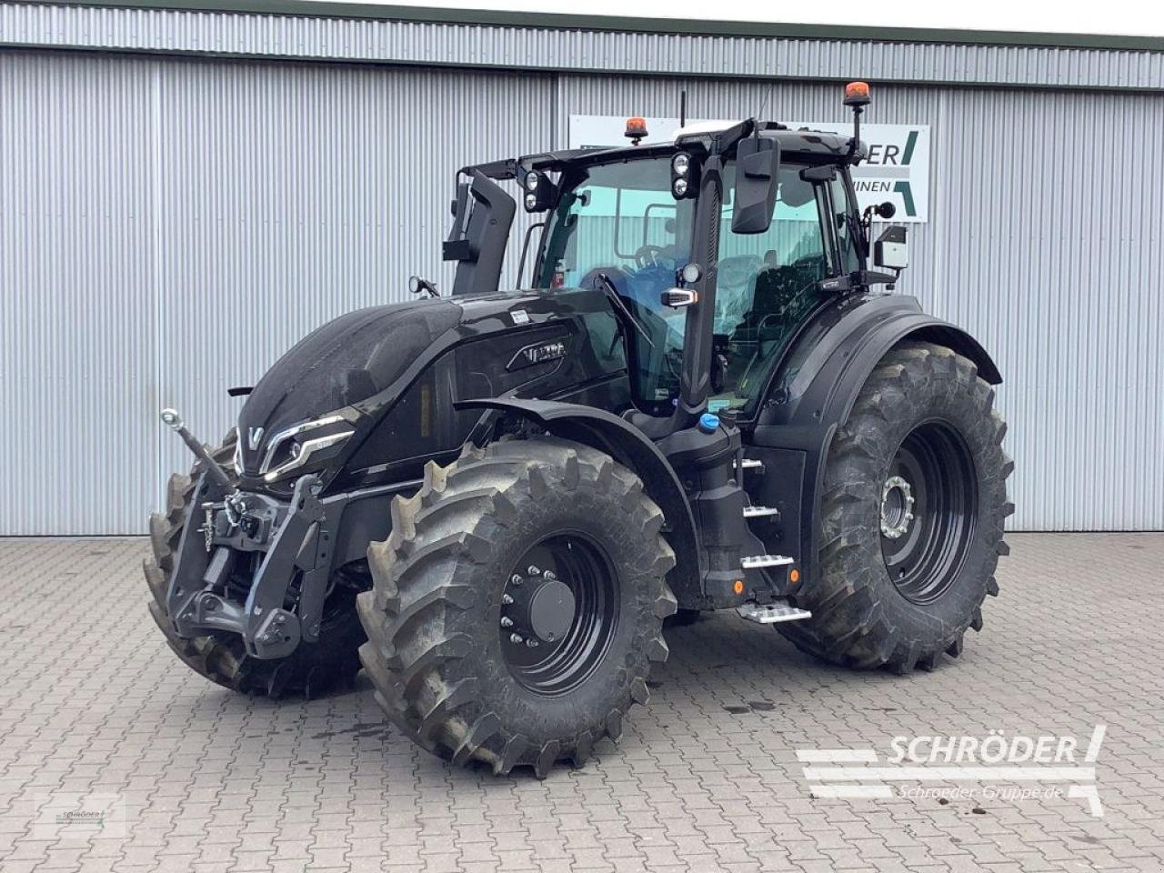 Traktor of the type Valtra Q 245, Neumaschine in Ahlerstedt (Picture 1)