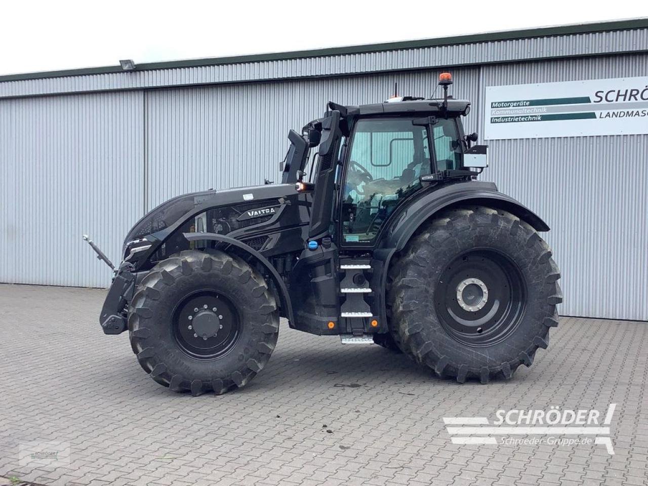 Traktor of the type Valtra Q 245, Neumaschine in Ahlerstedt (Picture 2)