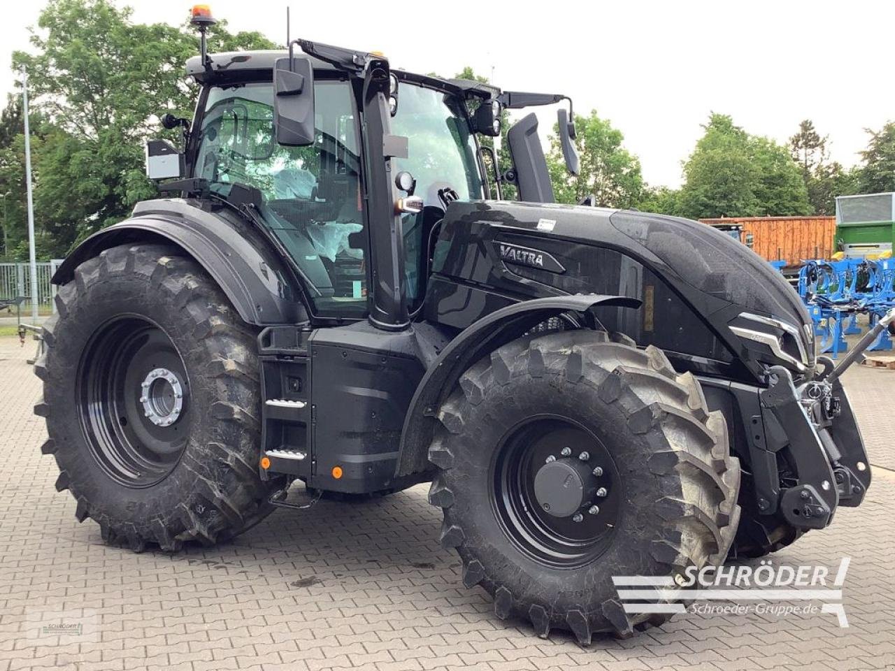 Traktor of the type Valtra Q 245, Neumaschine in Ahlerstedt (Picture 3)