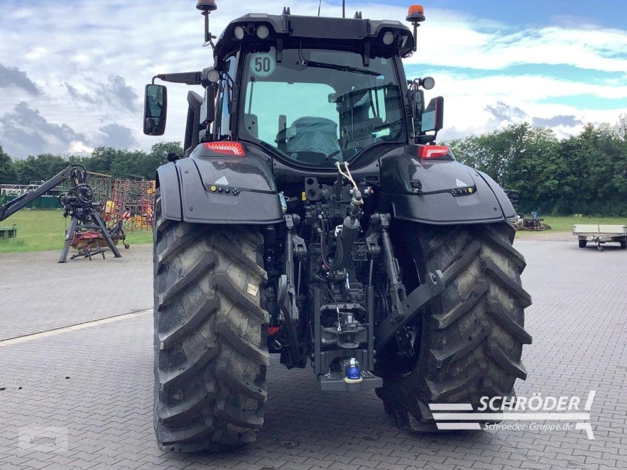Traktor of the type Valtra Q 245, Neumaschine in Ahlerstedt (Picture 4)