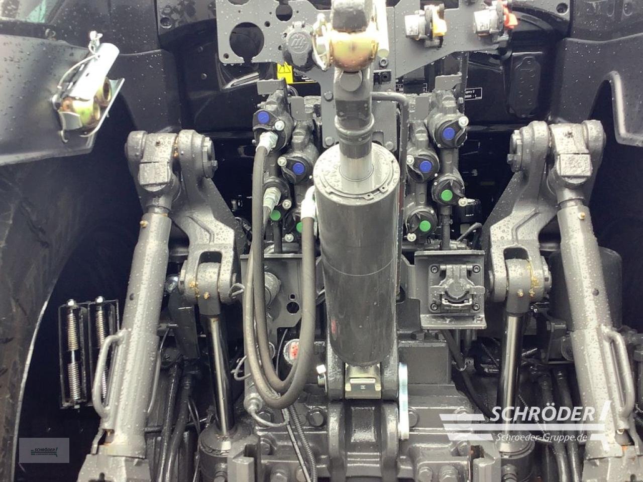 Traktor of the type Valtra Q 245, Neumaschine in Ahlerstedt (Picture 10)