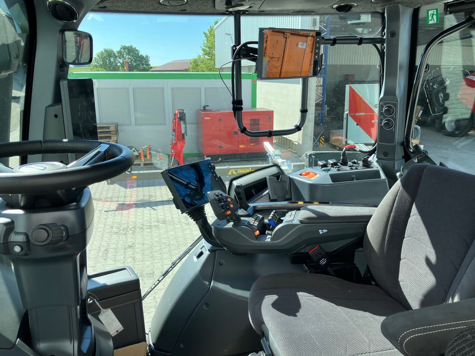 Traktor des Typs Valtra Q 285, Neumaschine in Amöneburg-Roßdorf (Bild 6)