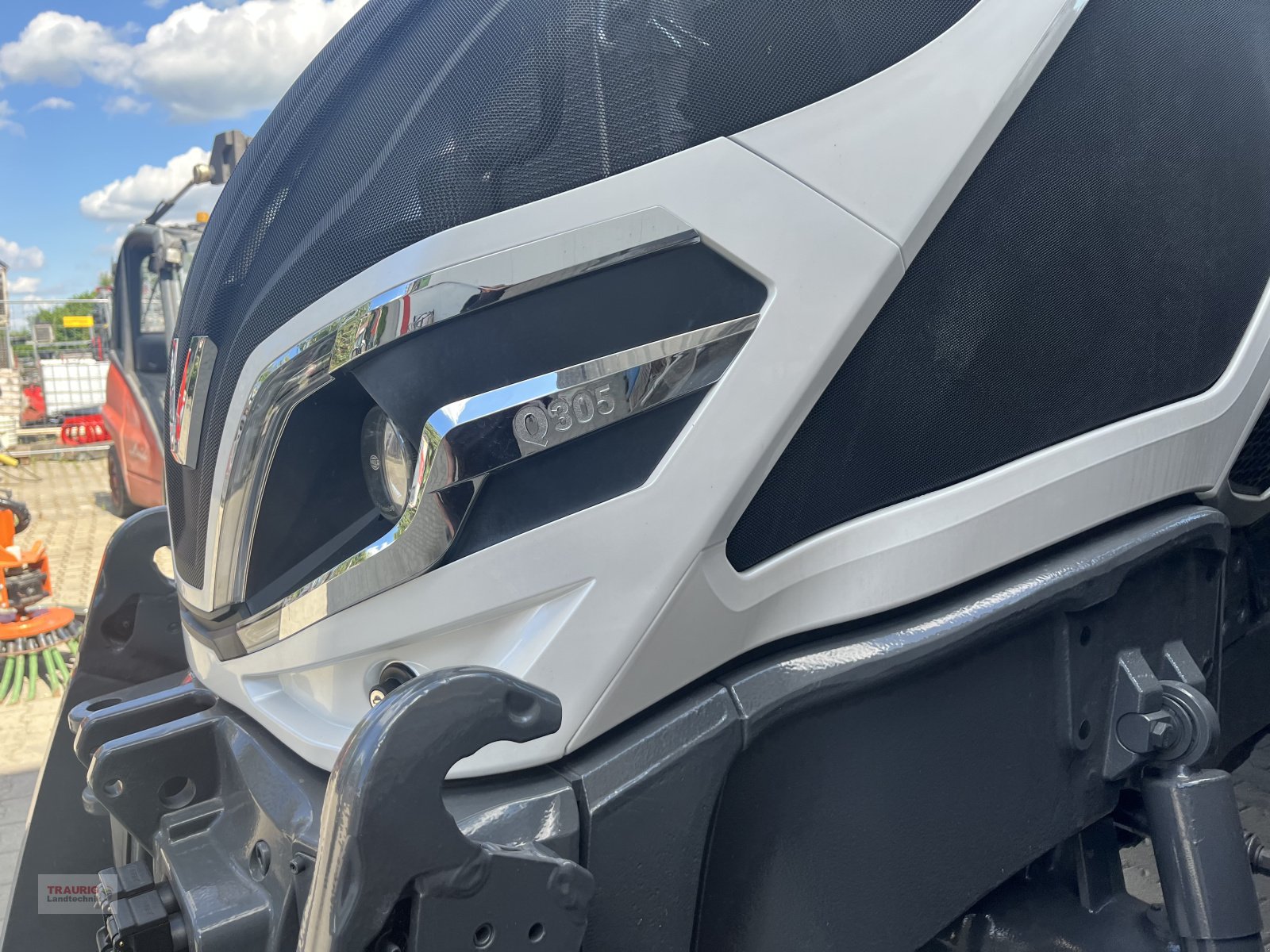 Traktor des Typs Valtra Q 305 mit Rüfa, Neumaschine in Mainburg/Wambach (Bild 2)