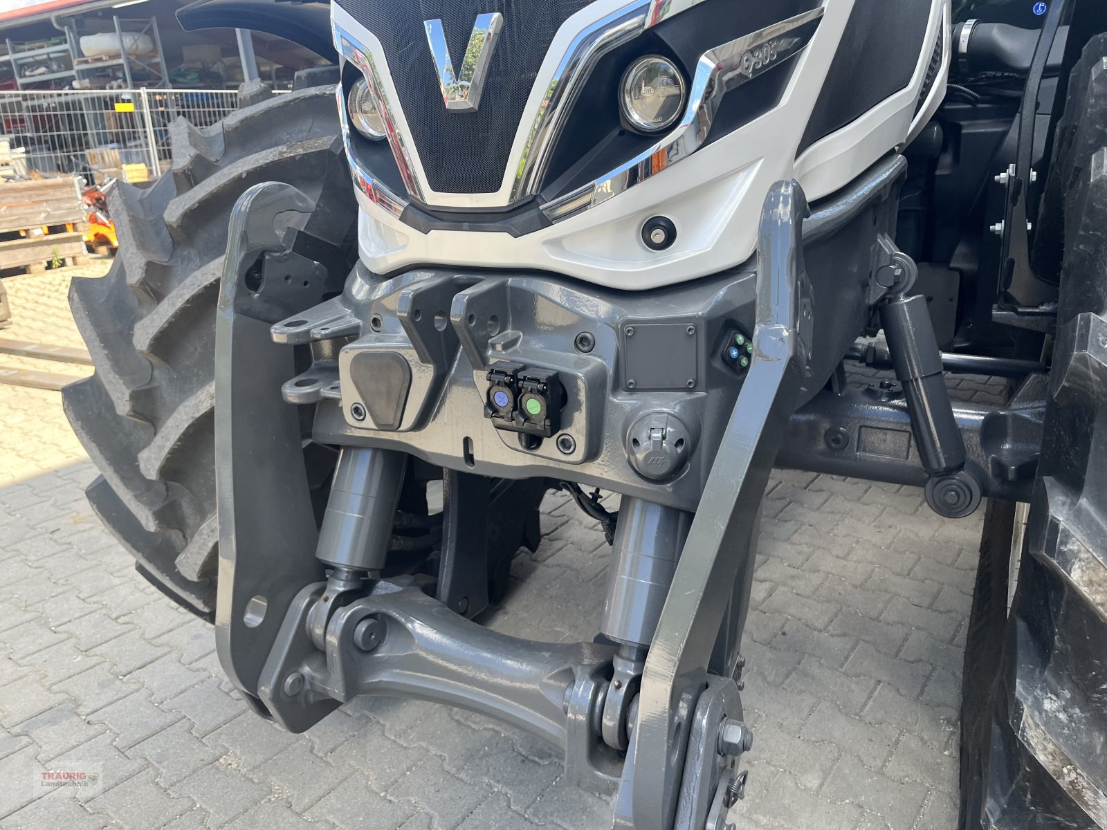 Traktor des Typs Valtra Q 305 mit Rüfa, Neumaschine in Mainburg/Wambach (Bild 3)