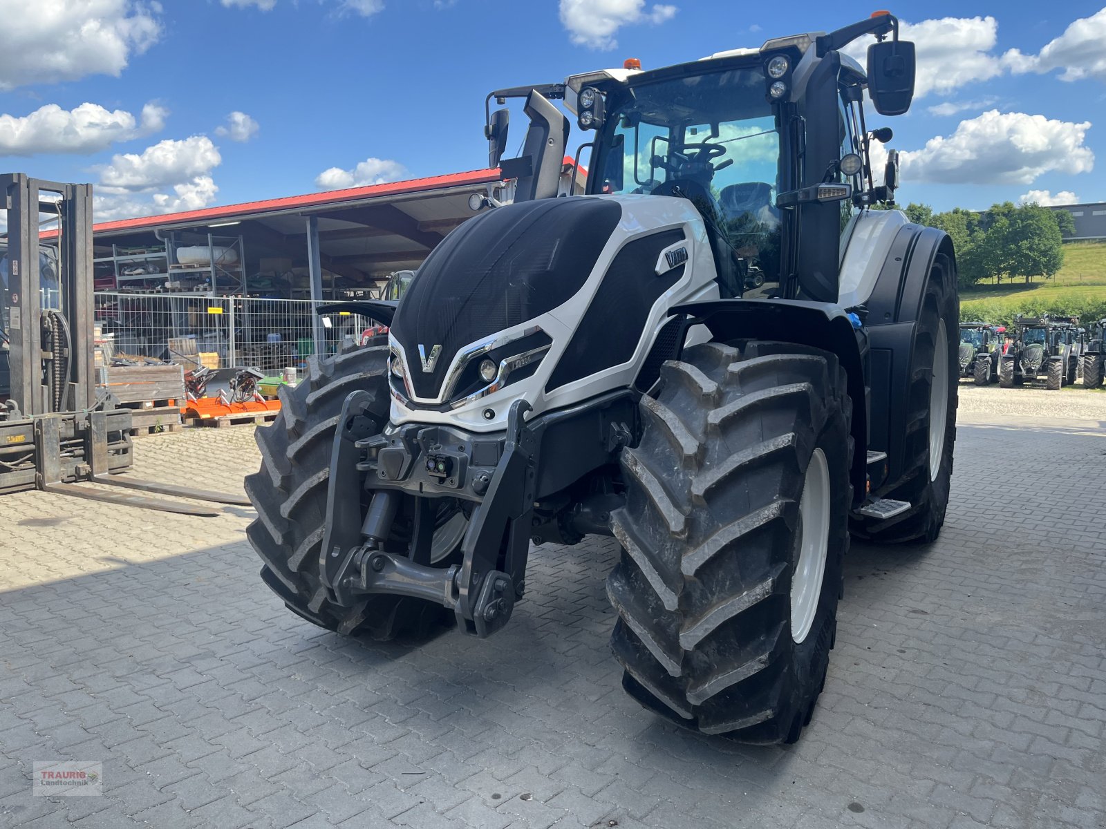 Traktor des Typs Valtra Q 305 mit Rüfa, Neumaschine in Mainburg/Wambach (Bild 4)