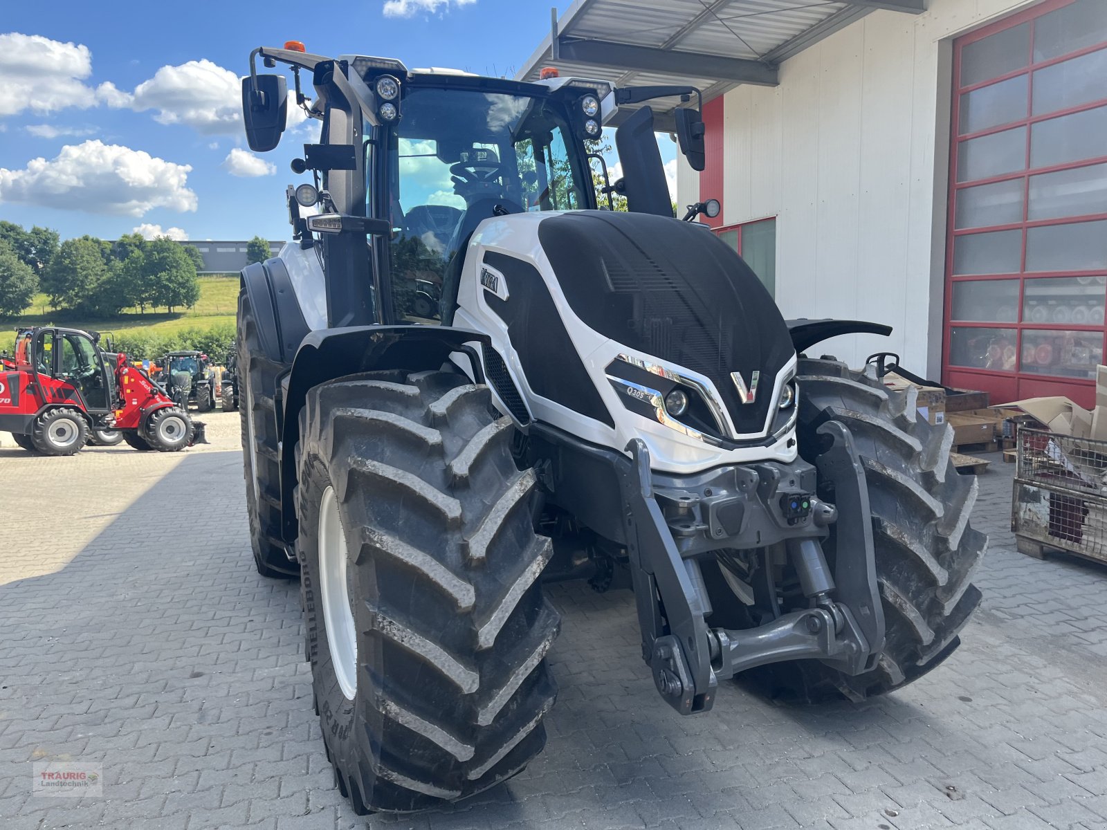 Traktor des Typs Valtra Q 305 mit Rüfa, Neumaschine in Mainburg/Wambach (Bild 5)