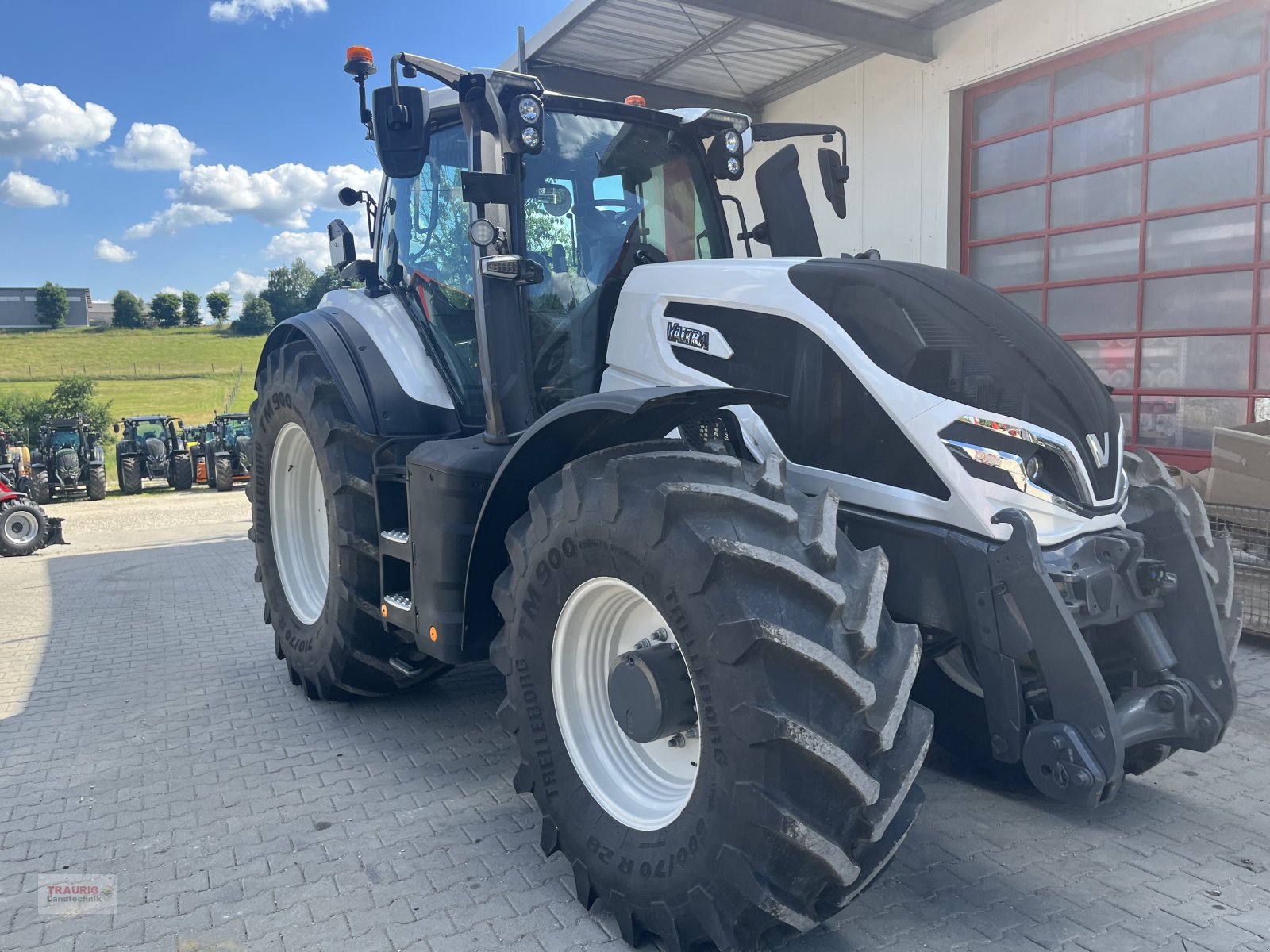Traktor des Typs Valtra Q 305 mit Rüfa, Neumaschine in Mainburg/Wambach (Bild 7)
