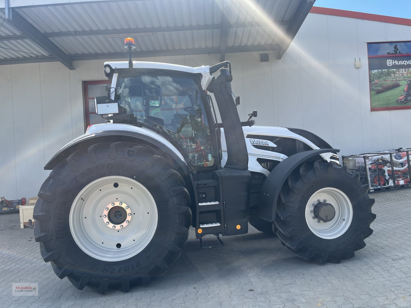 Traktor des Typs Valtra Q 305 mit Rüfa, Neumaschine in Mainburg/Wambach (Bild 8)