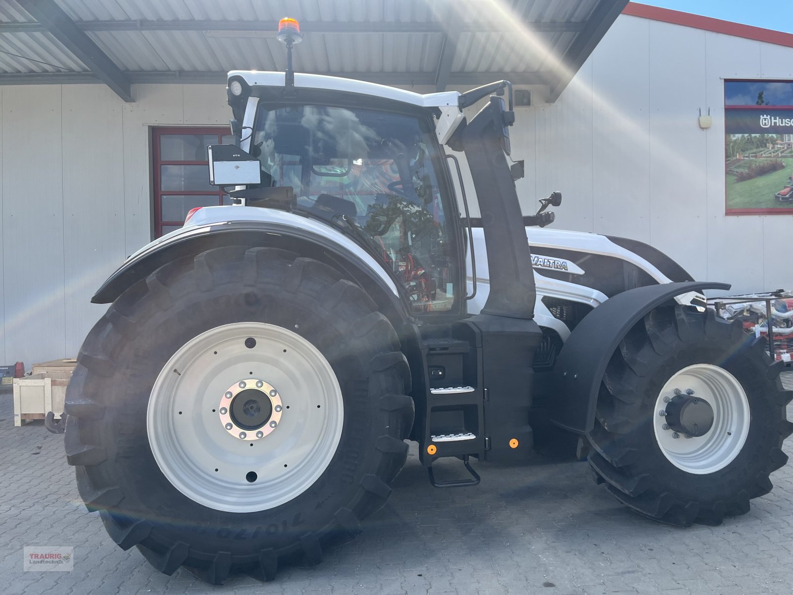 Traktor des Typs Valtra Q 305 mit Rüfa, Neumaschine in Mainburg/Wambach (Bild 9)