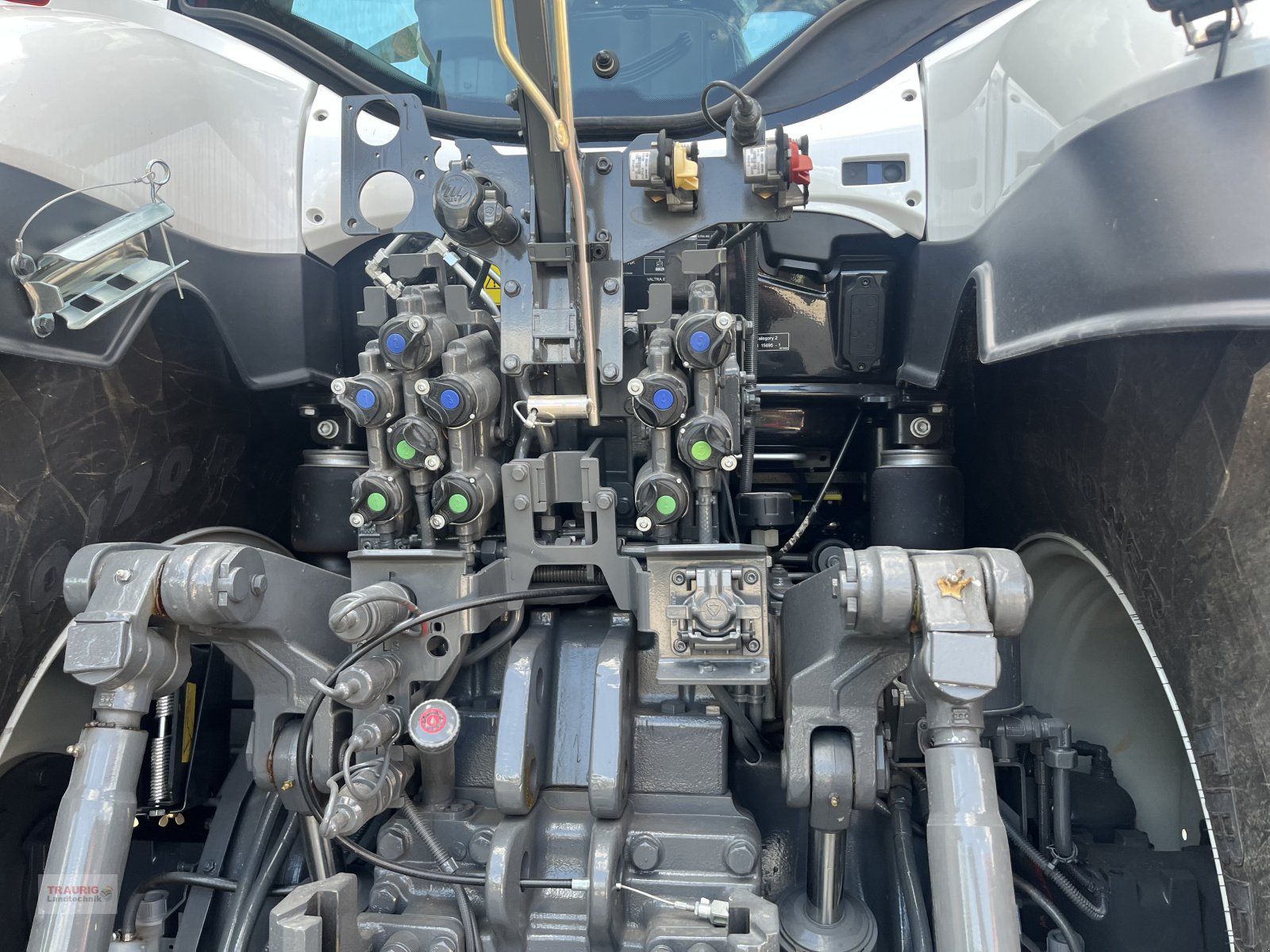 Traktor des Typs Valtra Q 305 mit Rüfa, Neumaschine in Mainburg/Wambach (Bild 11)