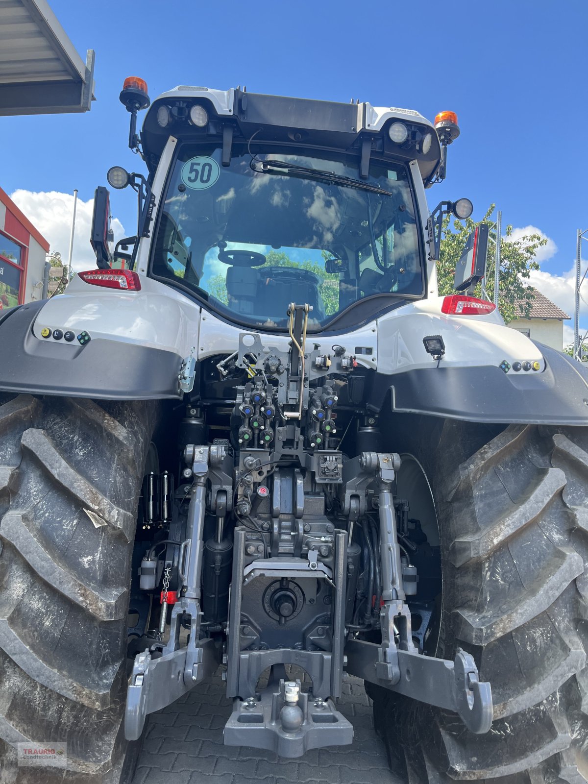 Traktor des Typs Valtra Q 305 mit Rüfa, Neumaschine in Mainburg/Wambach (Bild 12)