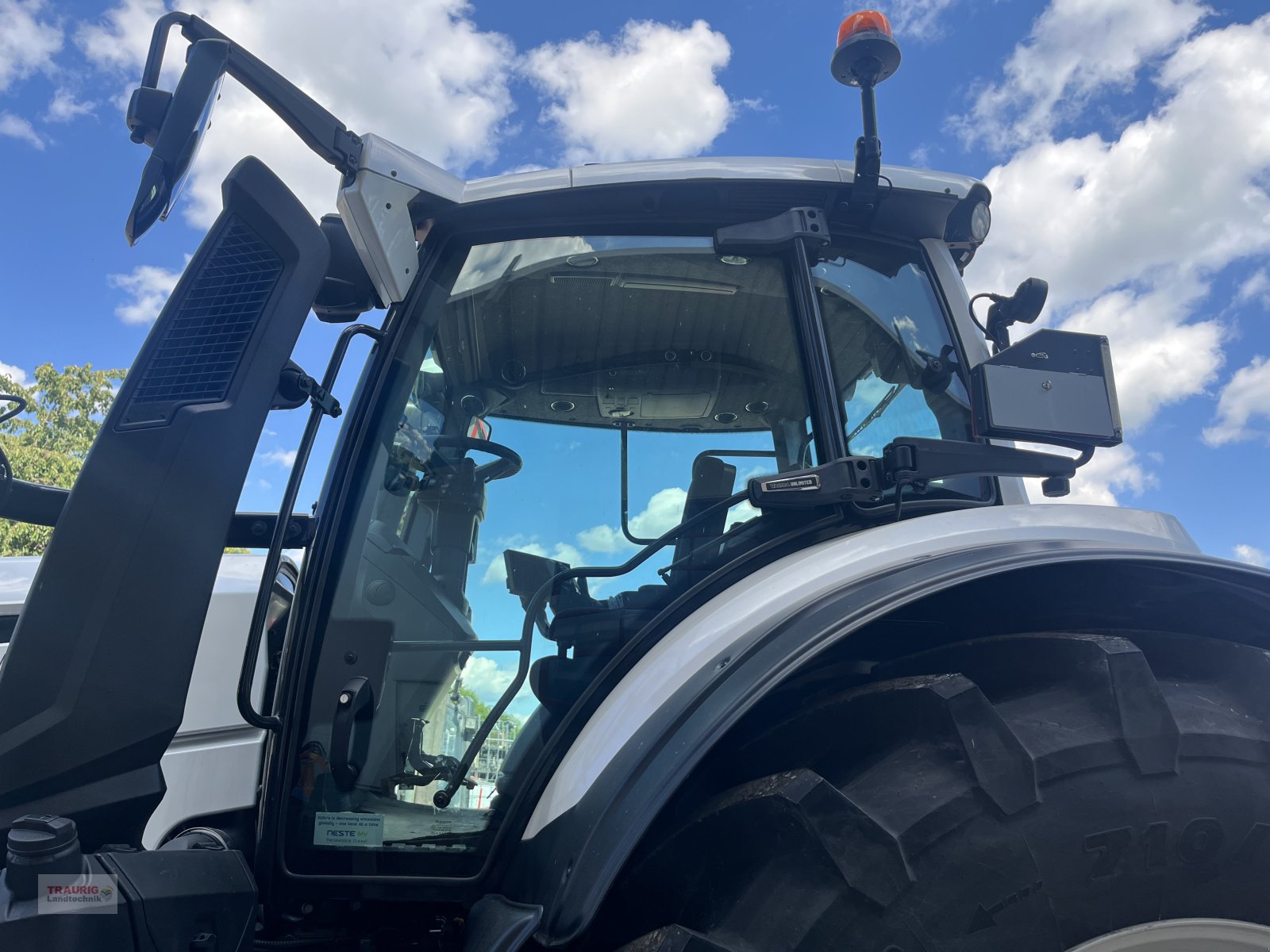 Traktor des Typs Valtra Q 305 mit Rüfa, Neumaschine in Mainburg/Wambach (Bild 13)