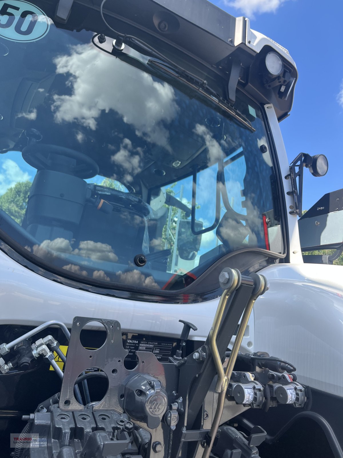 Traktor des Typs Valtra Q 305 mit Rüfa, Neumaschine in Mainburg/Wambach (Bild 14)