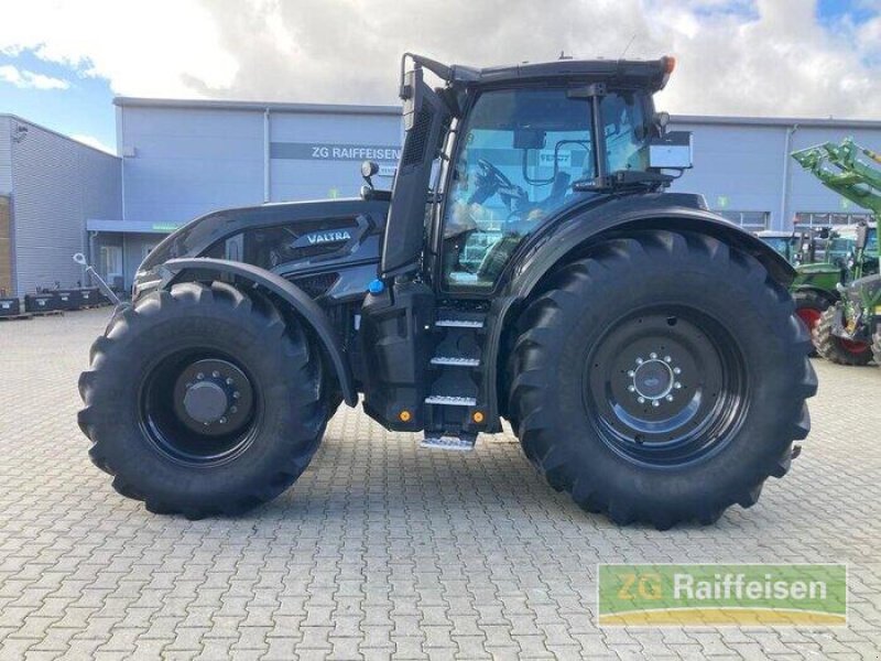 Traktor des Typs Valtra Q 305 mit Rüfa, Vorführmaschine in Bruchsal (Bild 1)