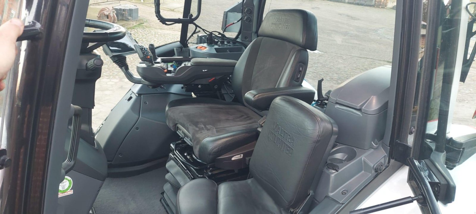 Traktor des Typs Valtra Q 305 Vollausstattung, Gebrauchtmaschine in Elmenhorst-Lanken (Bild 9)