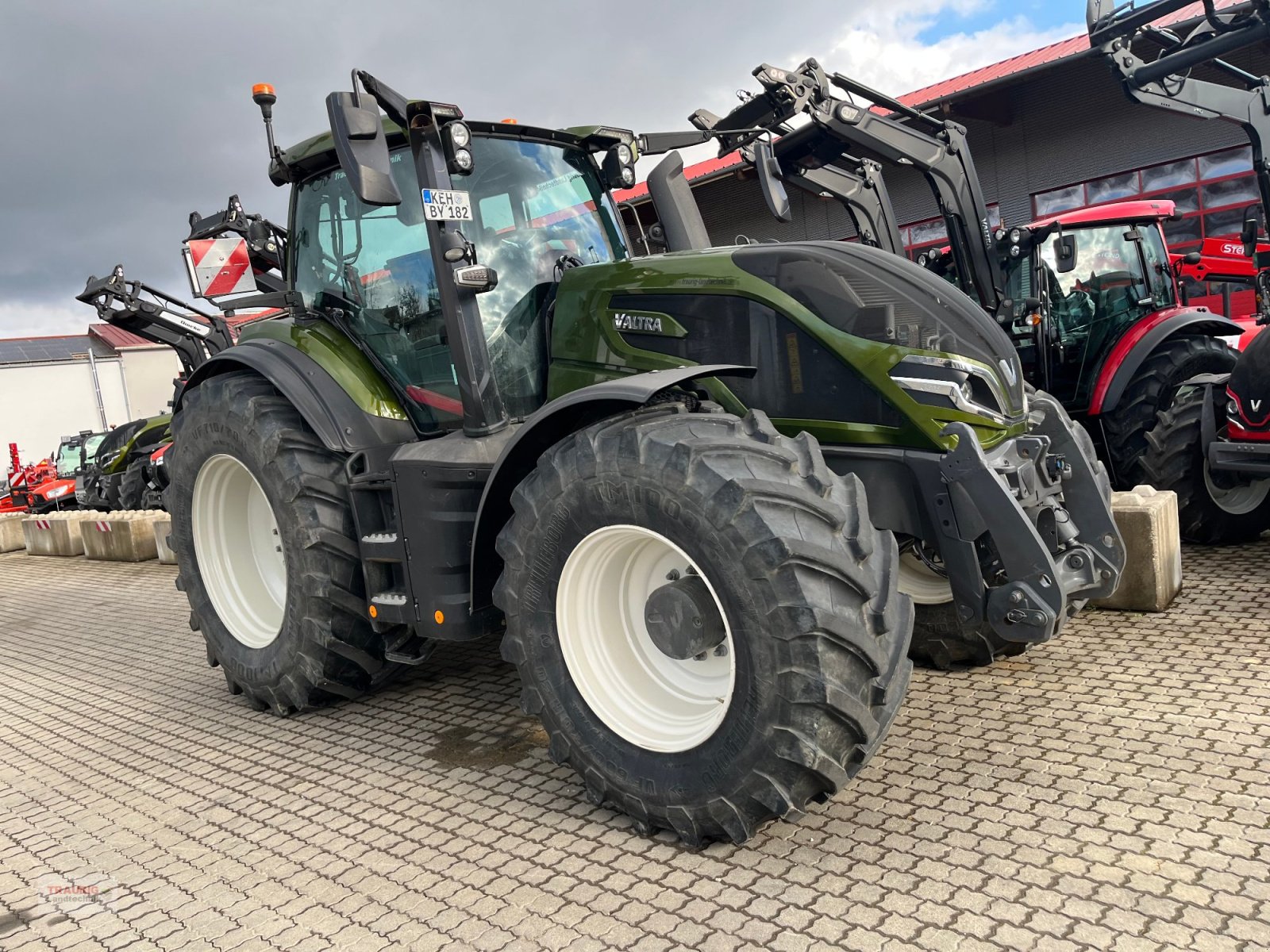 Traktor от тип Valtra Q 305 Vorführschlepper, Gebrauchtmaschine в Mainburg/Wambach (Снимка 1)