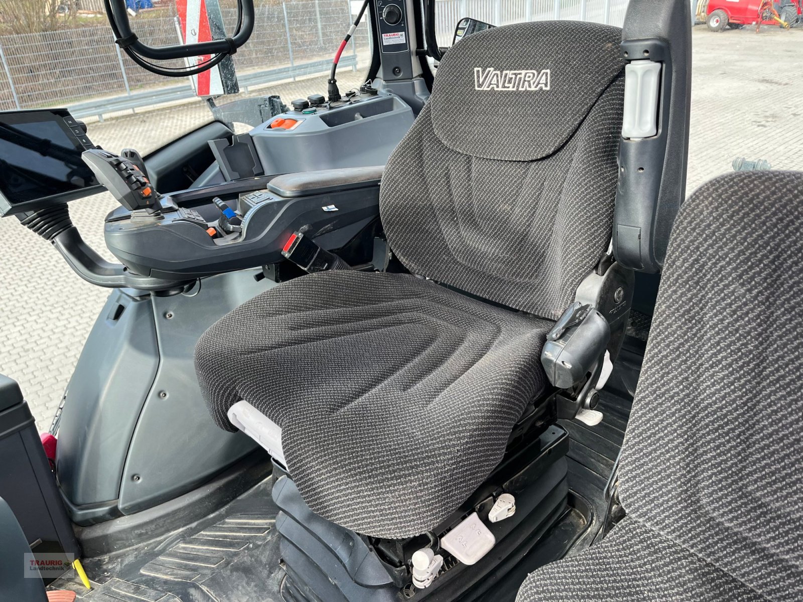 Traktor от тип Valtra Q 305 Vorführschlepper, Gebrauchtmaschine в Mainburg/Wambach (Снимка 11)