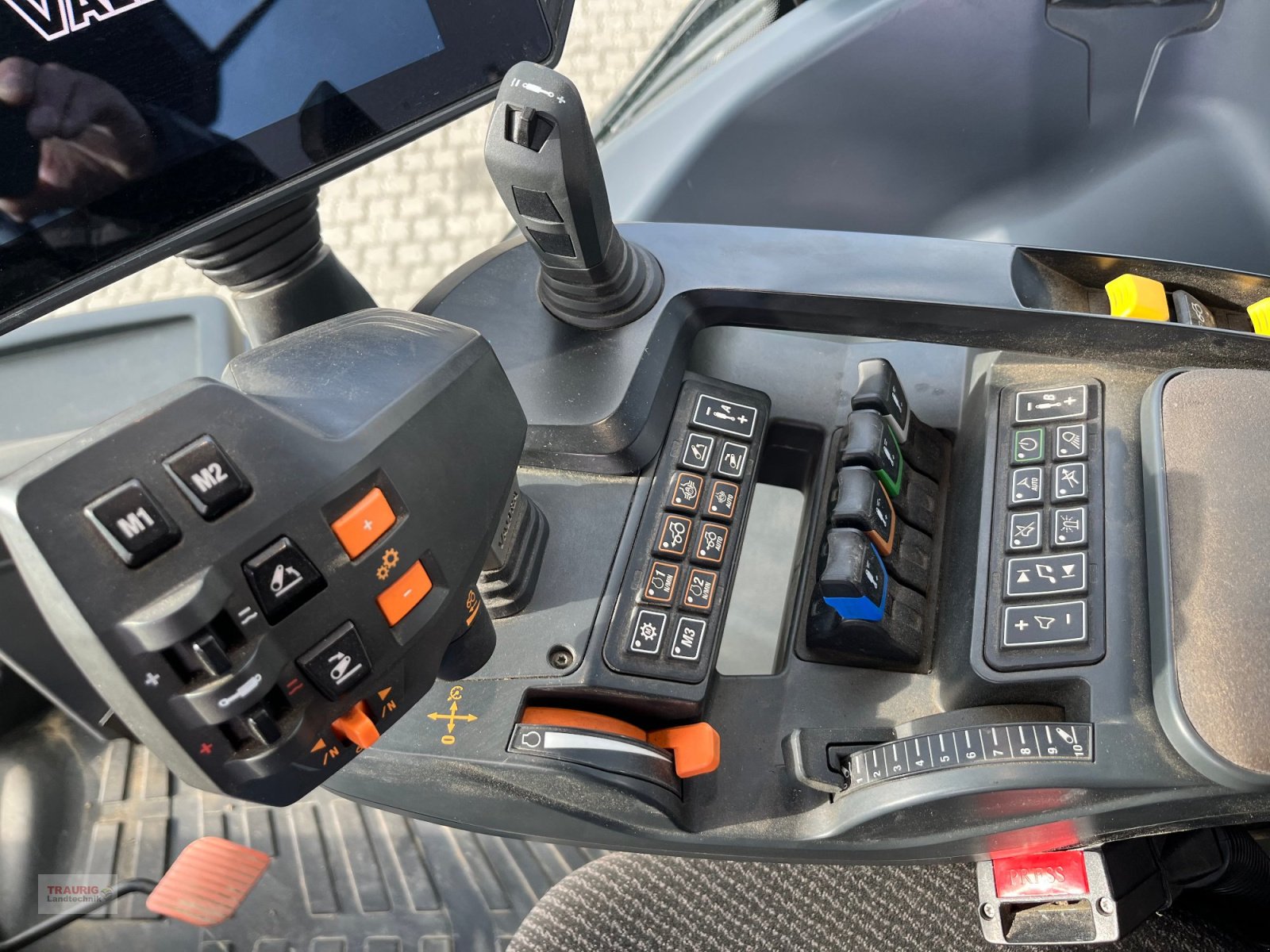 Traktor от тип Valtra Q 305 Vorführschlepper, Gebrauchtmaschine в Mainburg/Wambach (Снимка 14)