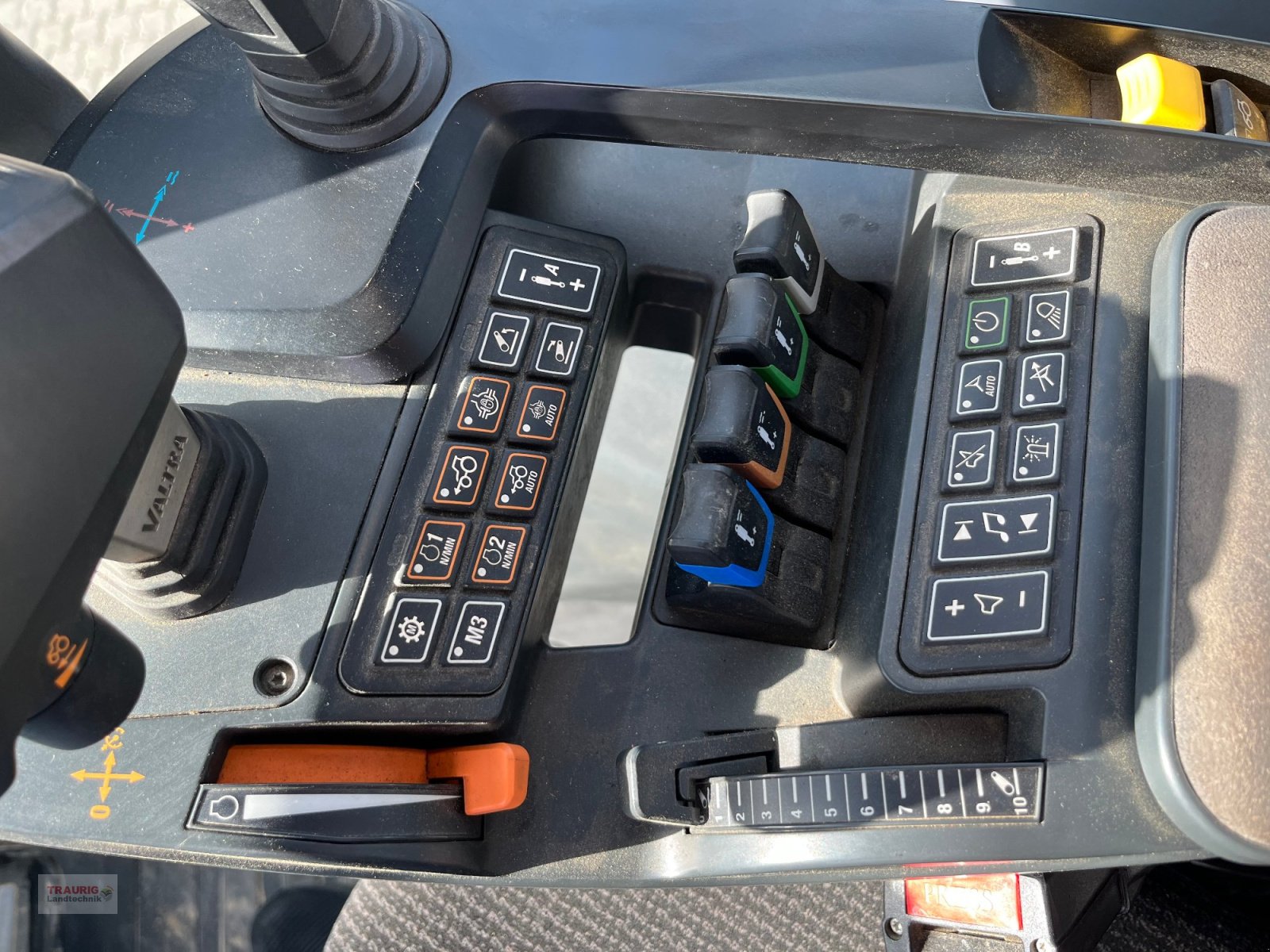 Traktor от тип Valtra Q 305 Vorführschlepper, Gebrauchtmaschine в Mainburg/Wambach (Снимка 18)