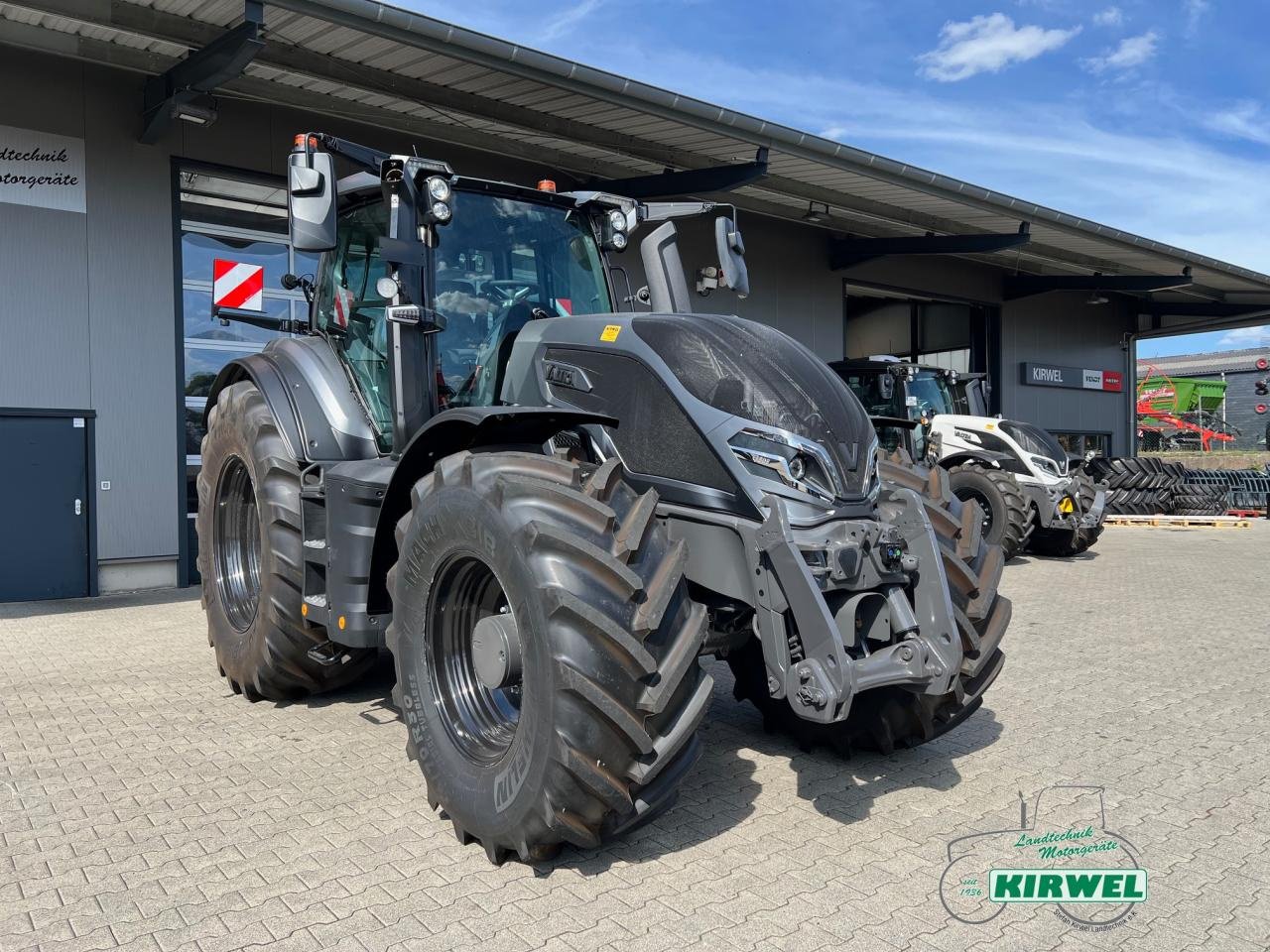 Traktor of the type Valtra Q 305, Neumaschine in Blankenheim (Picture 1)