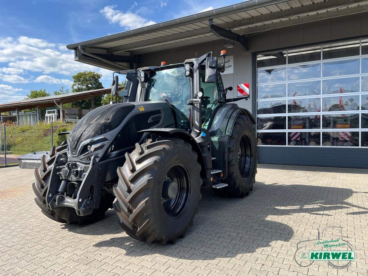 Traktor of the type Valtra Q 305, Neumaschine in Blankenheim (Picture 2)