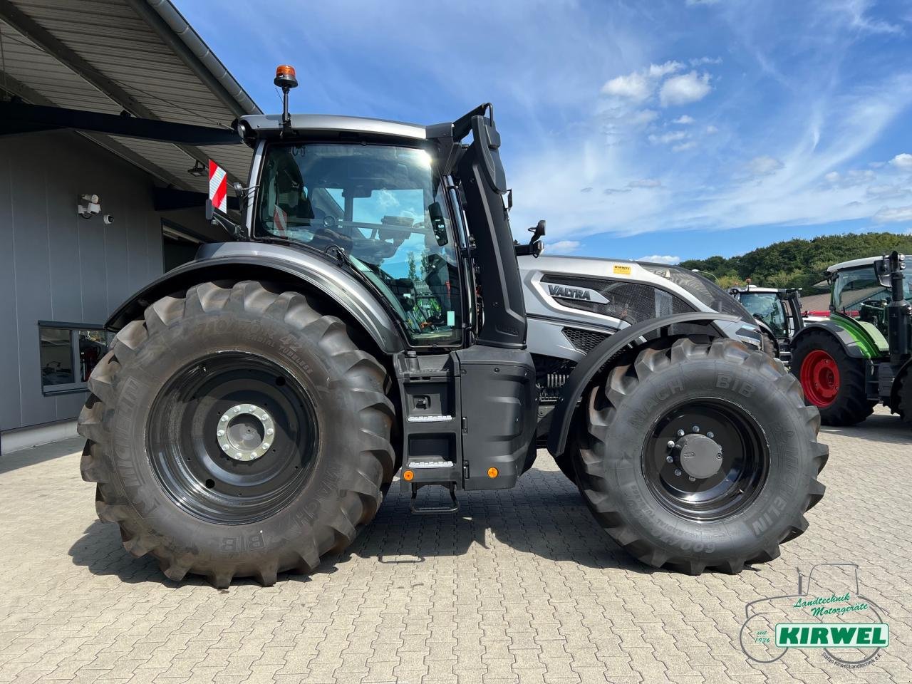 Traktor of the type Valtra Q 305, Neumaschine in Blankenheim (Picture 3)