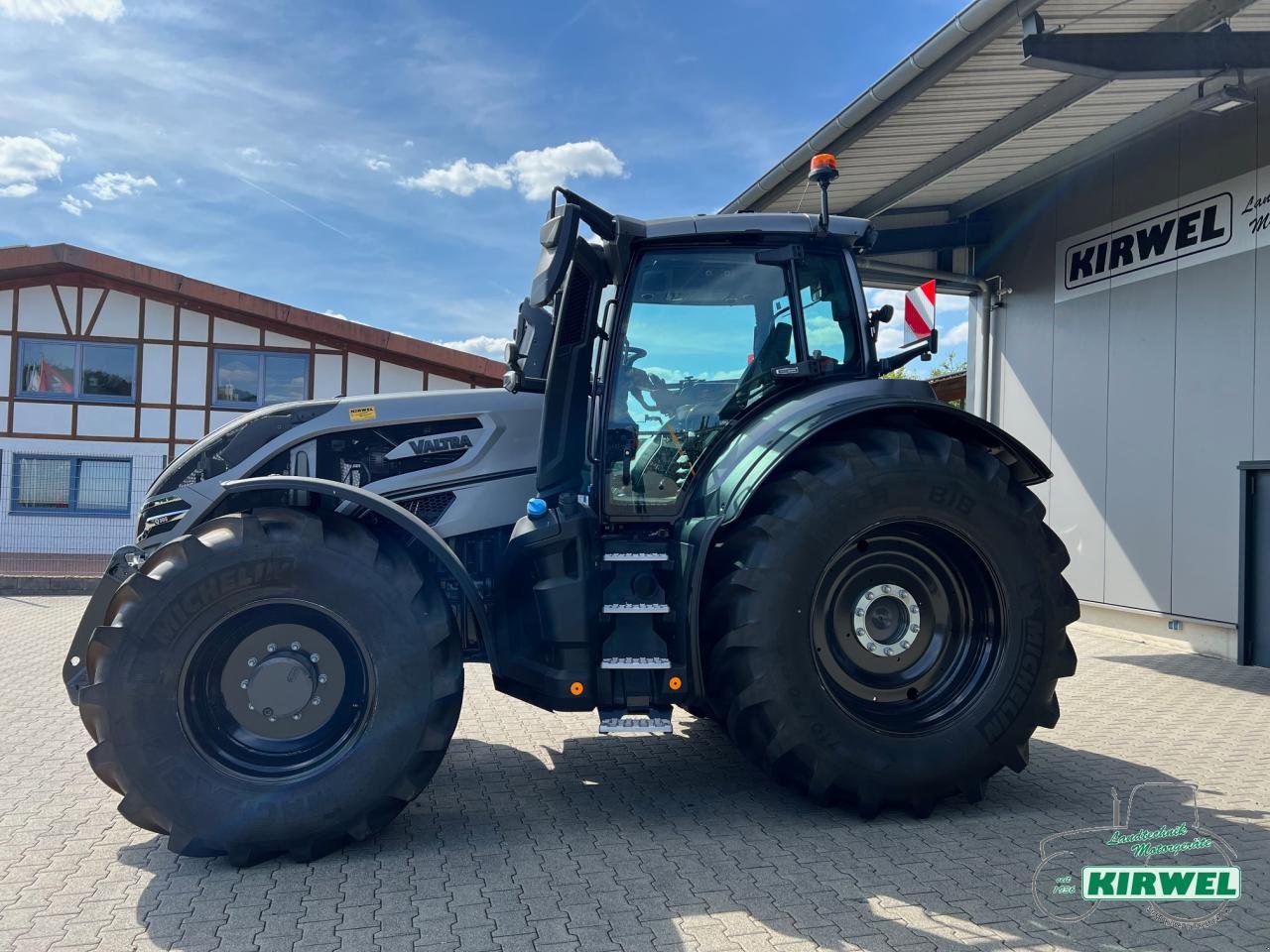 Traktor of the type Valtra Q 305, Neumaschine in Blankenheim (Picture 4)