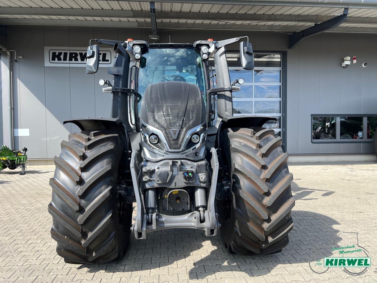 Traktor of the type Valtra Q 305, Neumaschine in Blankenheim (Picture 5)