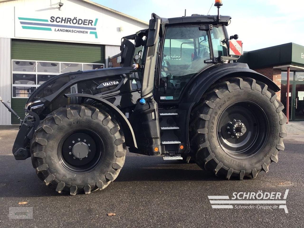 Traktor of the type Valtra Q 305, Neumaschine in Penzlin (Picture 1)