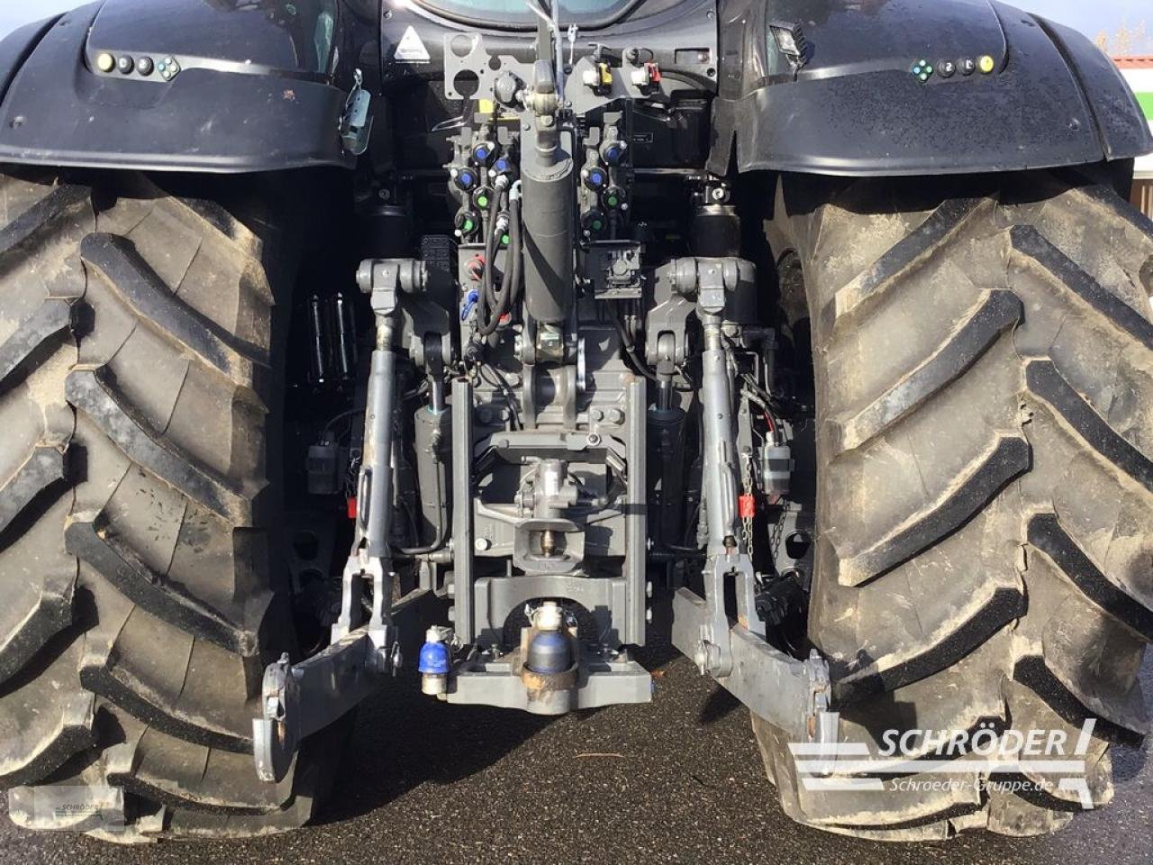 Traktor of the type Valtra Q 305, Neumaschine in Penzlin (Picture 5)