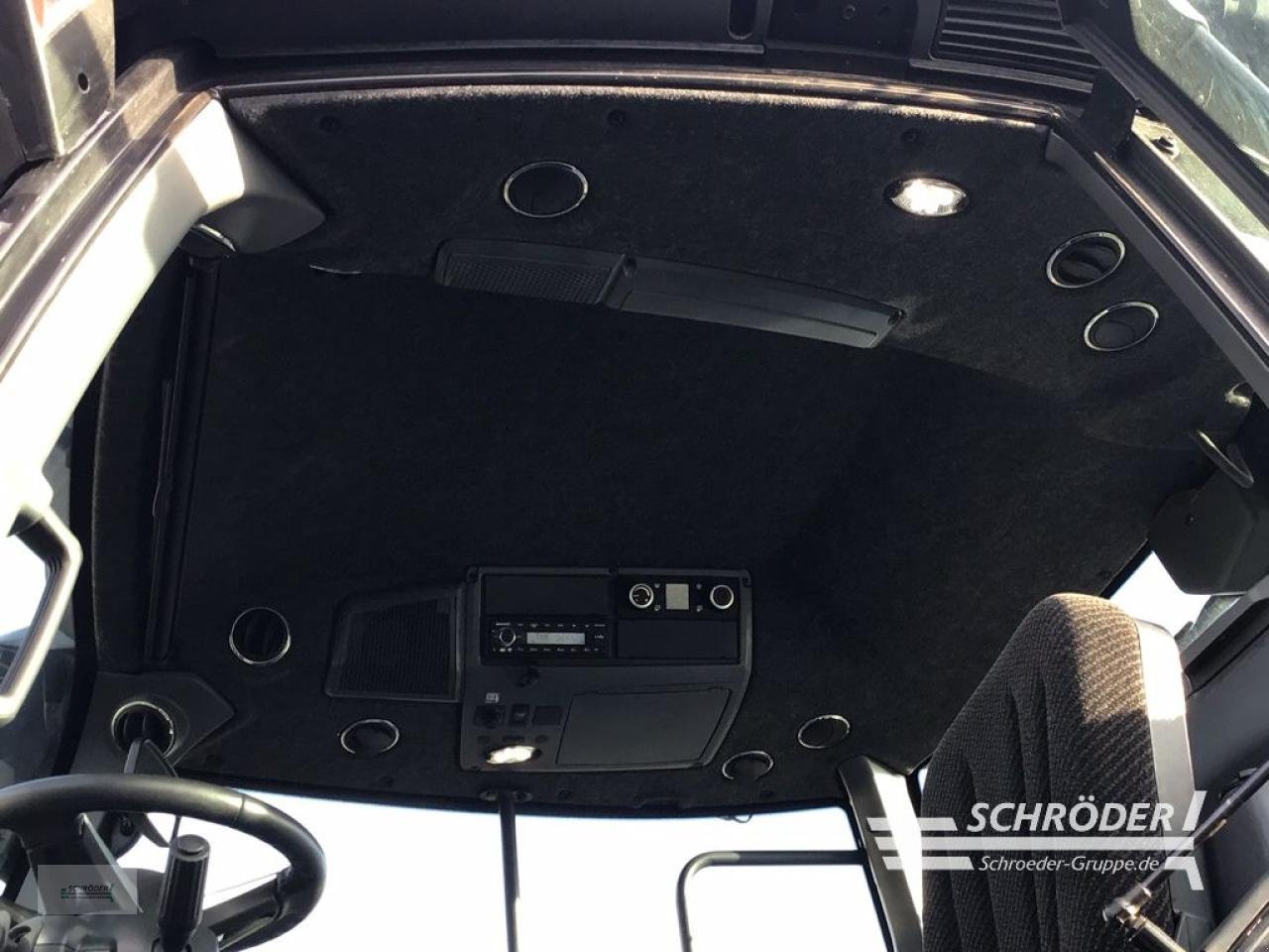 Traktor of the type Valtra Q 305, Neumaschine in Penzlin (Picture 7)