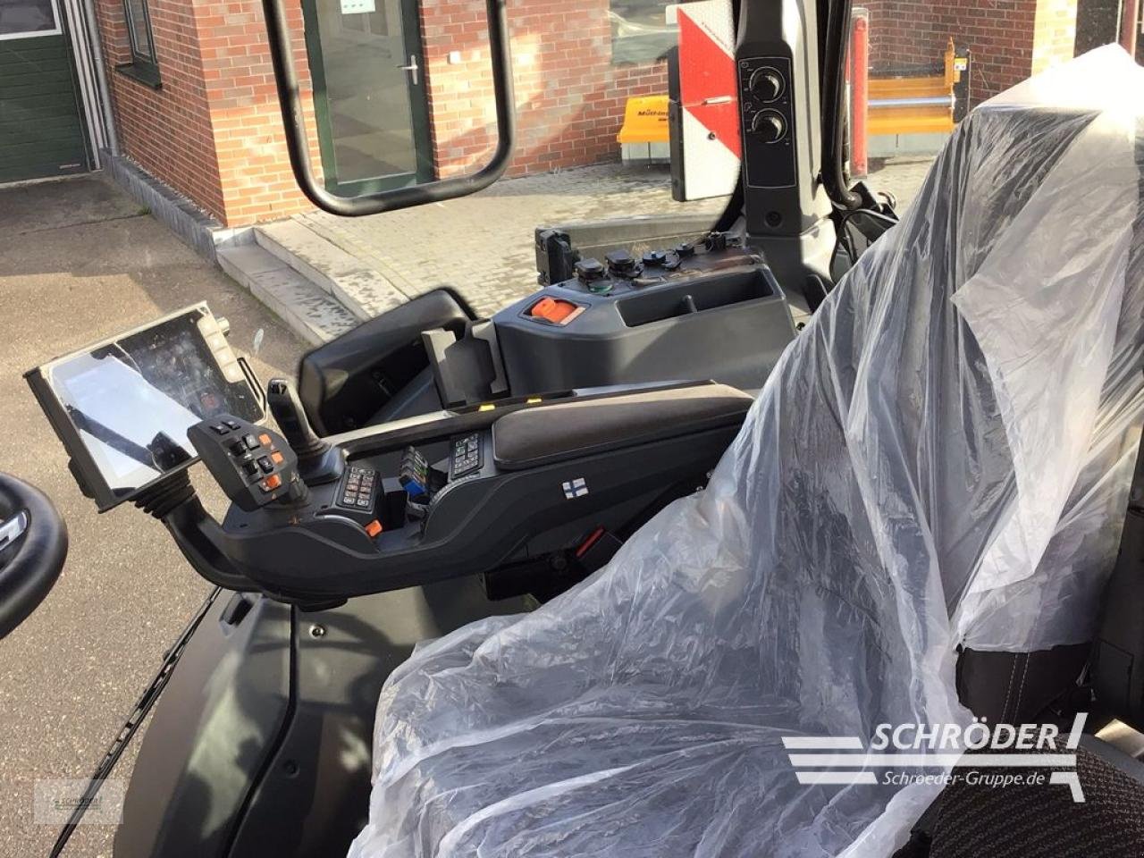 Traktor of the type Valtra Q 305, Neumaschine in Penzlin (Picture 8)