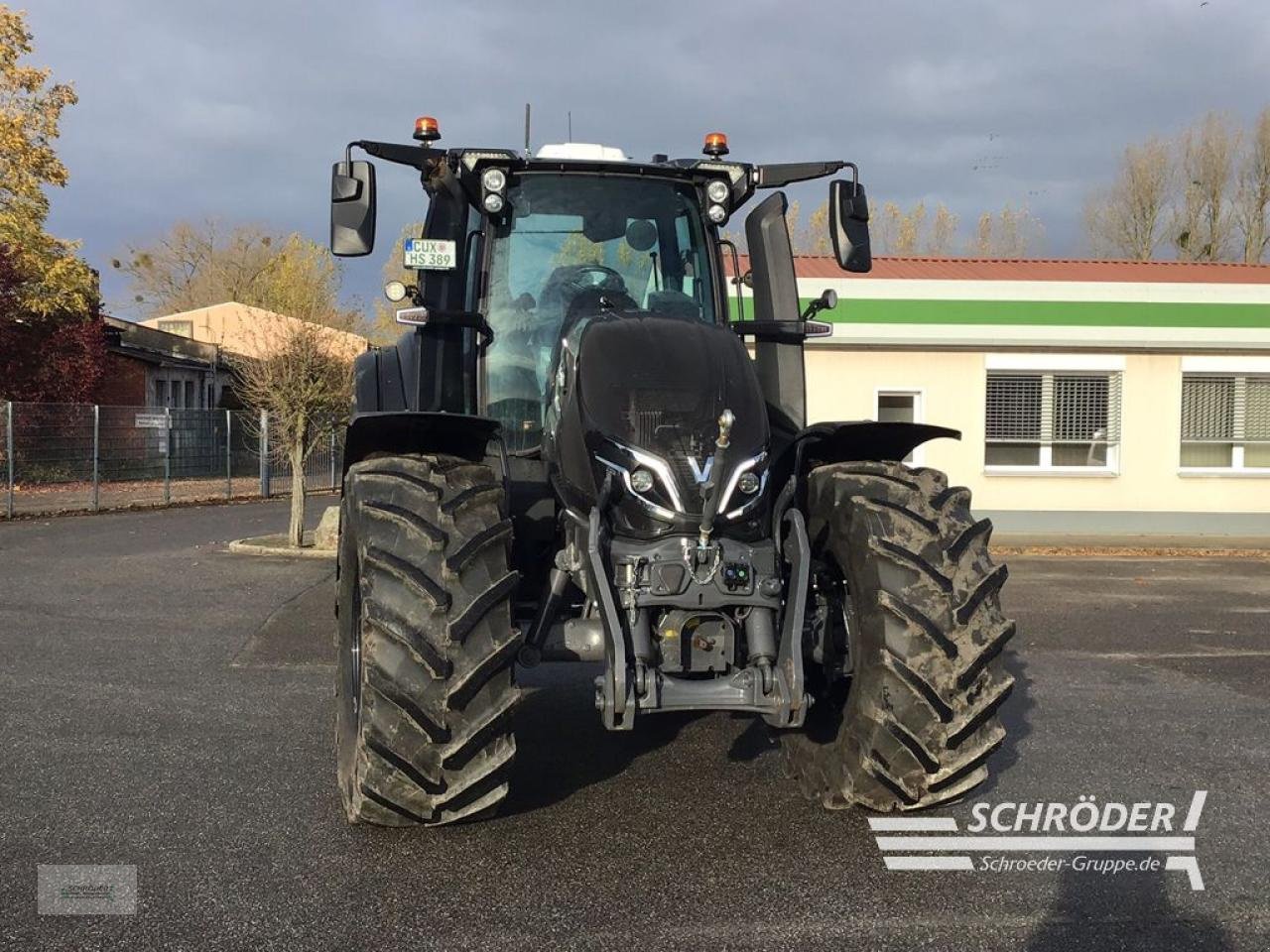 Traktor of the type Valtra Q 305, Neumaschine in Penzlin (Picture 9)