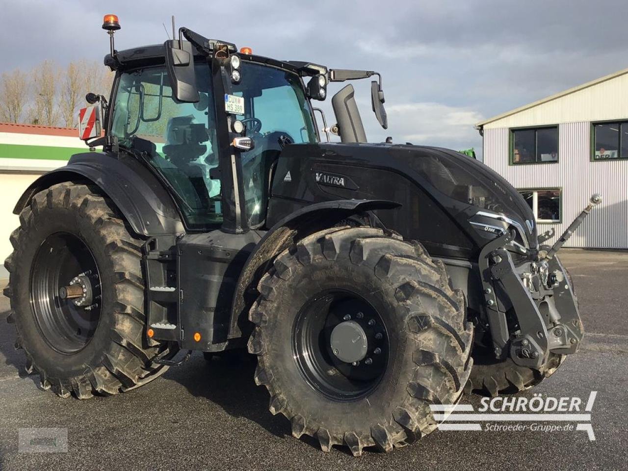 Traktor of the type Valtra Q 305, Neumaschine in Penzlin (Picture 10)
