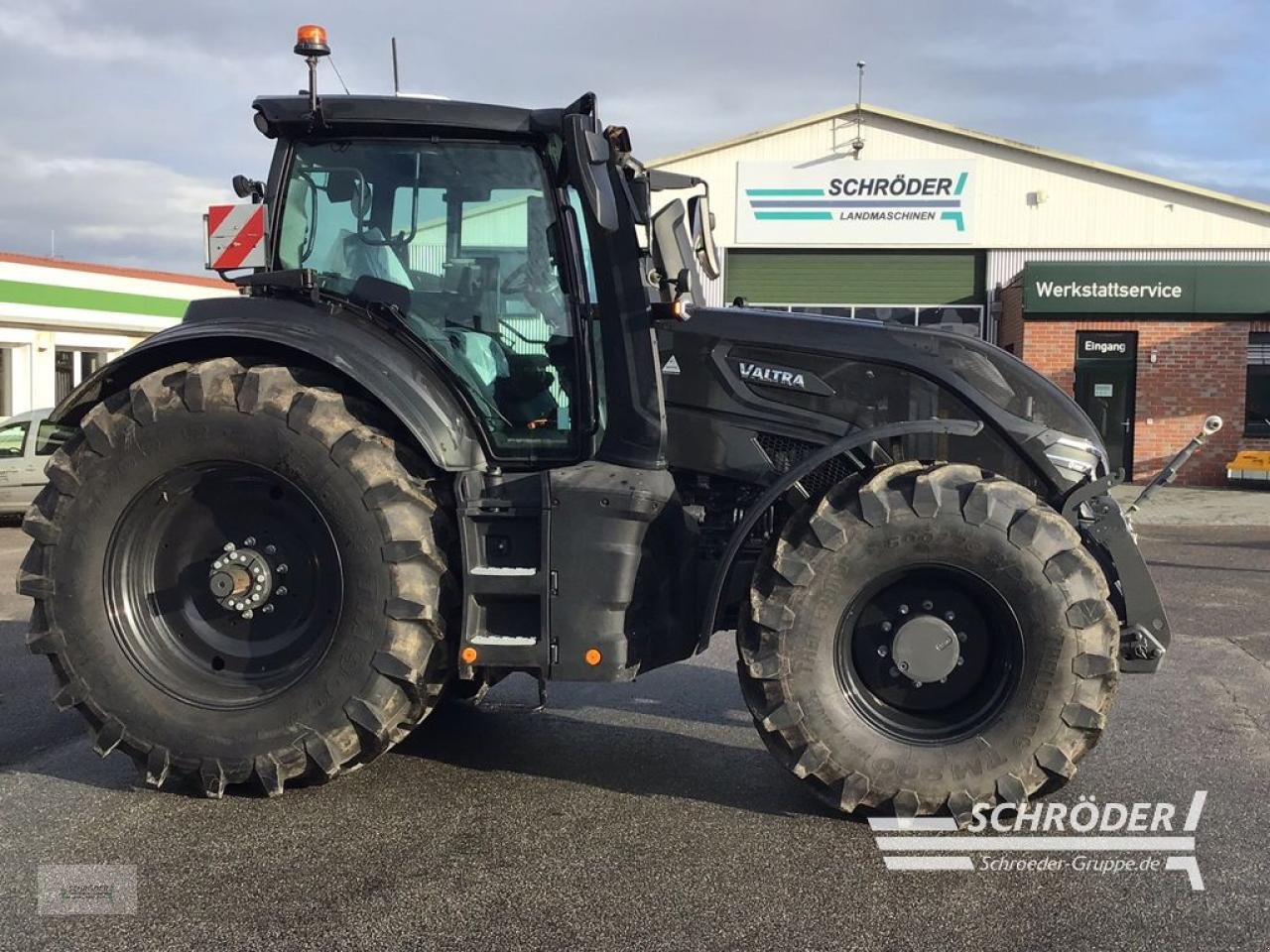 Traktor of the type Valtra Q 305, Neumaschine in Penzlin (Picture 11)