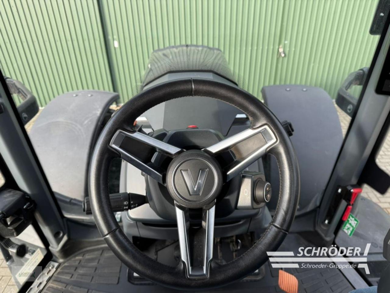 Traktor des Typs Valtra Q 305, Neumaschine in Lastrup (Bild 20)