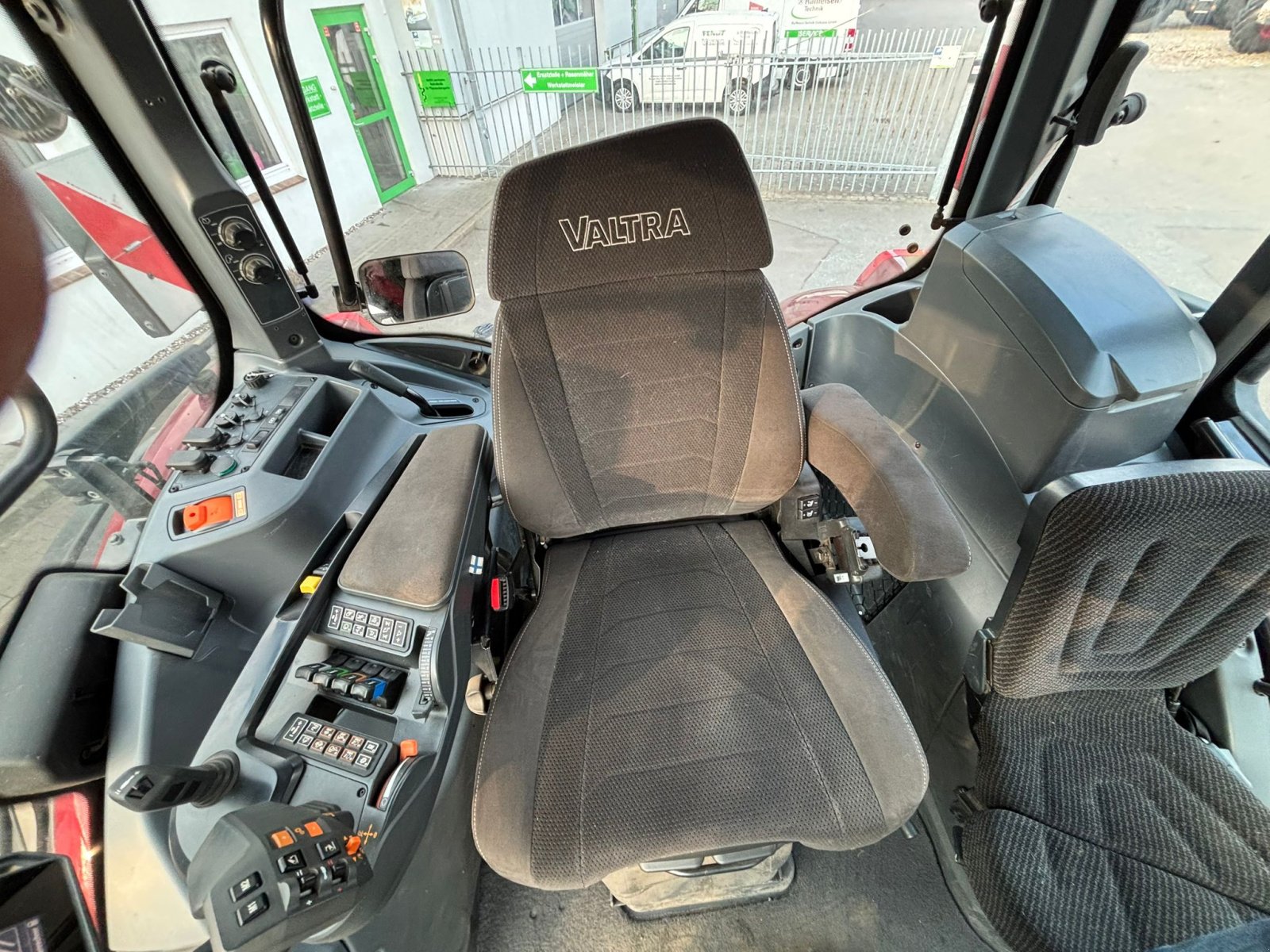 Traktor des Typs Valtra Q245, Gebrauchtmaschine in Eckernförde (Bild 11)