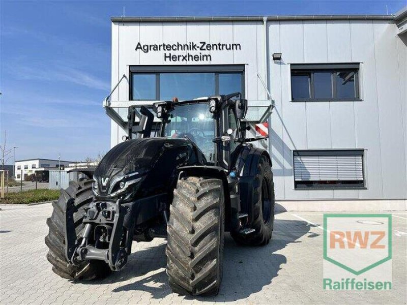 Traktor от тип Valtra Q285, Neumaschine в Herxheim