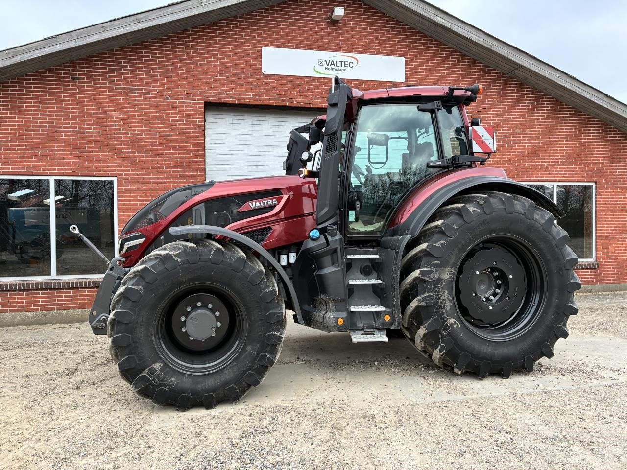Traktor of the type Valtra Q305 1A9, Gebrauchtmaschine in Ringkøbing (Picture 1)