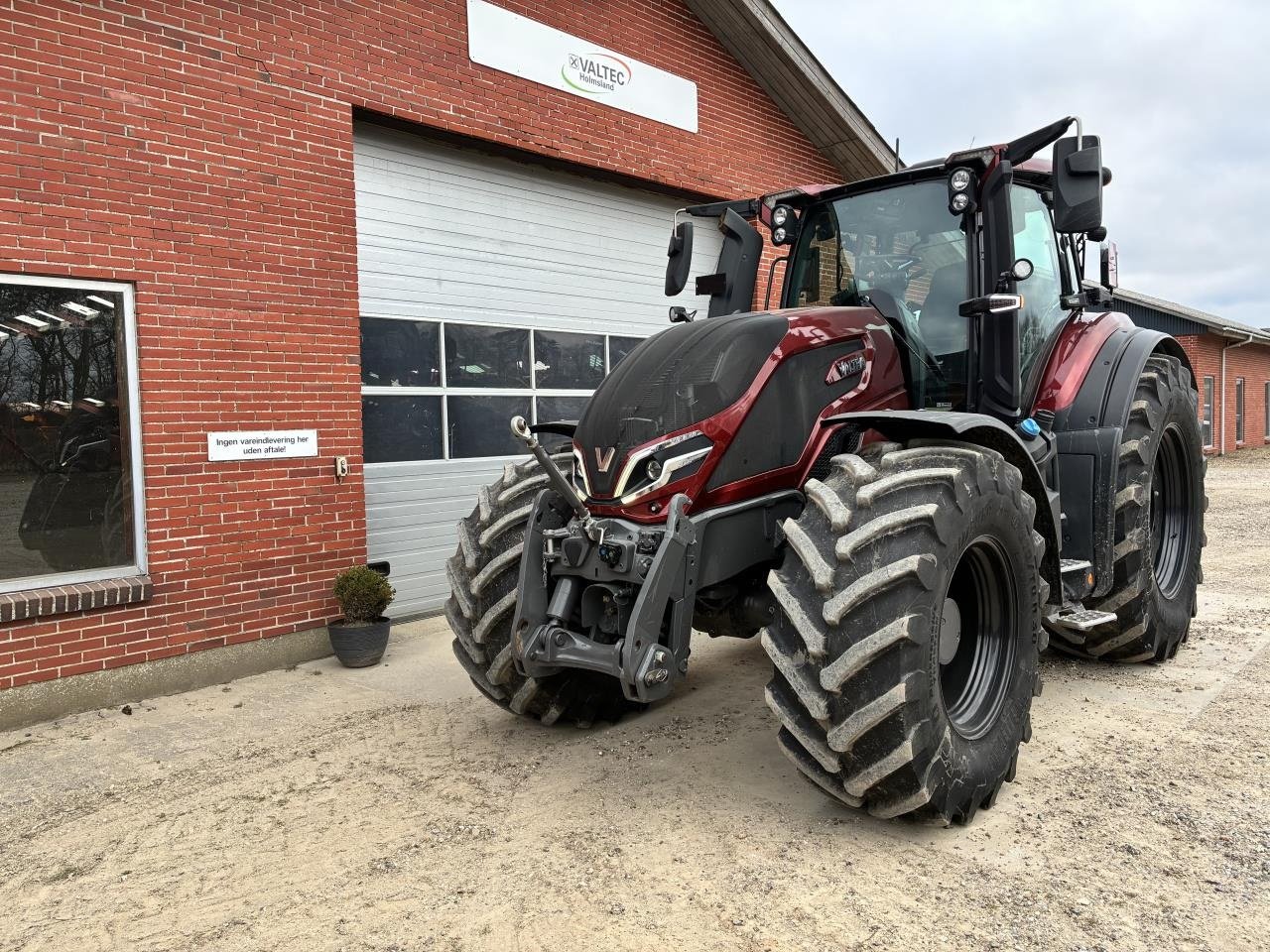 Traktor of the type Valtra Q305 1A9, Gebrauchtmaschine in Ringkøbing (Picture 2)