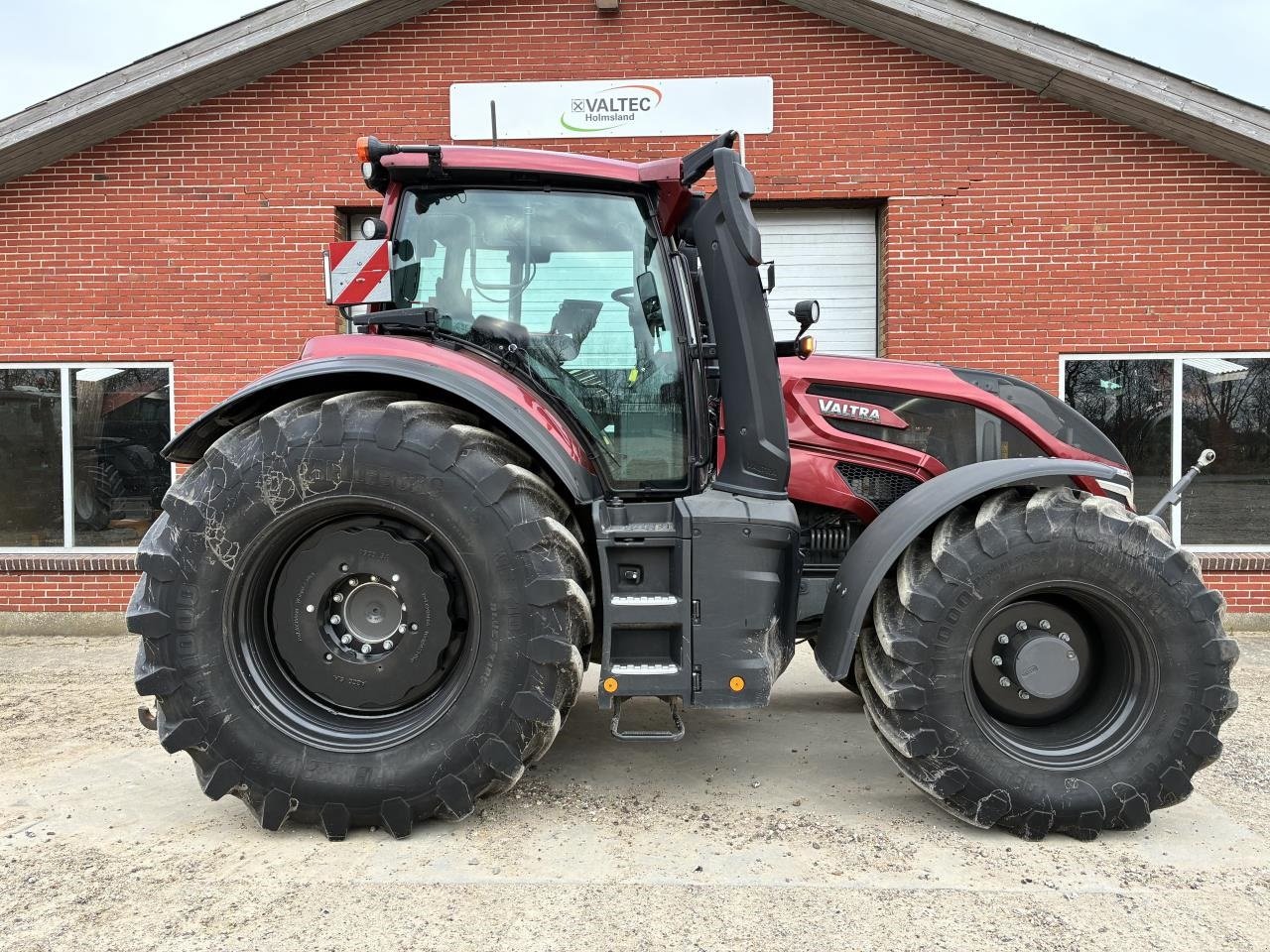 Traktor of the type Valtra Q305 1A9, Gebrauchtmaschine in Ringkøbing (Picture 5)