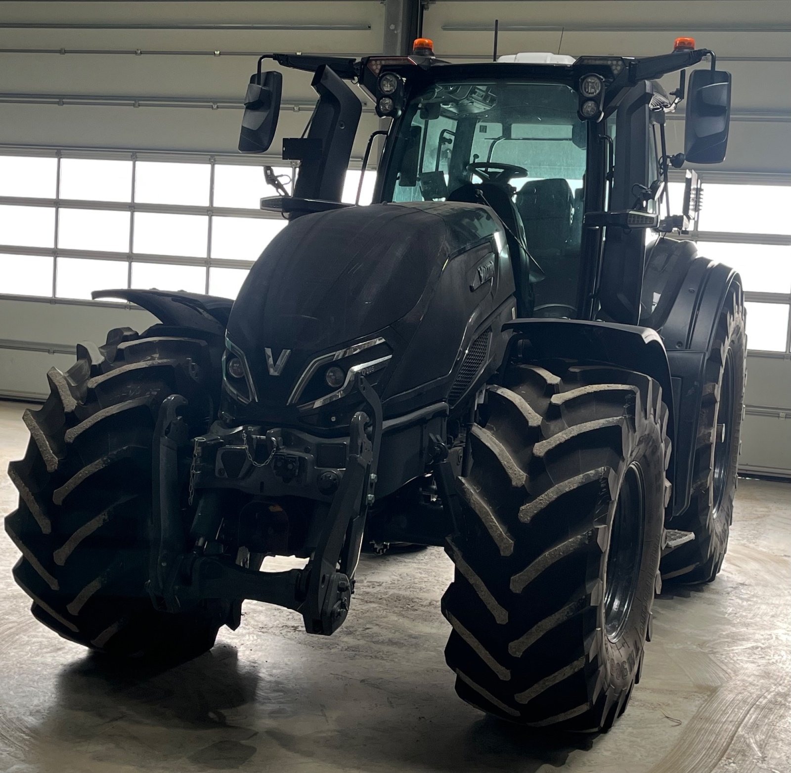 Traktor of the type Valtra Q305 Beschädigt/Defekt, Gebrauchtmaschine in Delitzsch (Picture 1)
