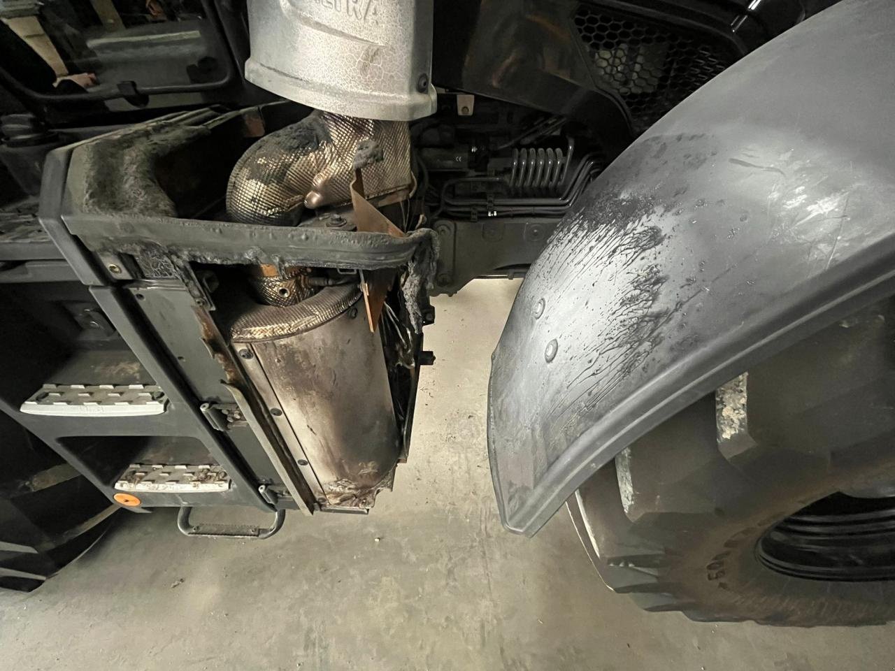 Traktor типа Valtra Q305 Brandschaden, Gebrauchtmaschine в Könnern (Фотография 5)