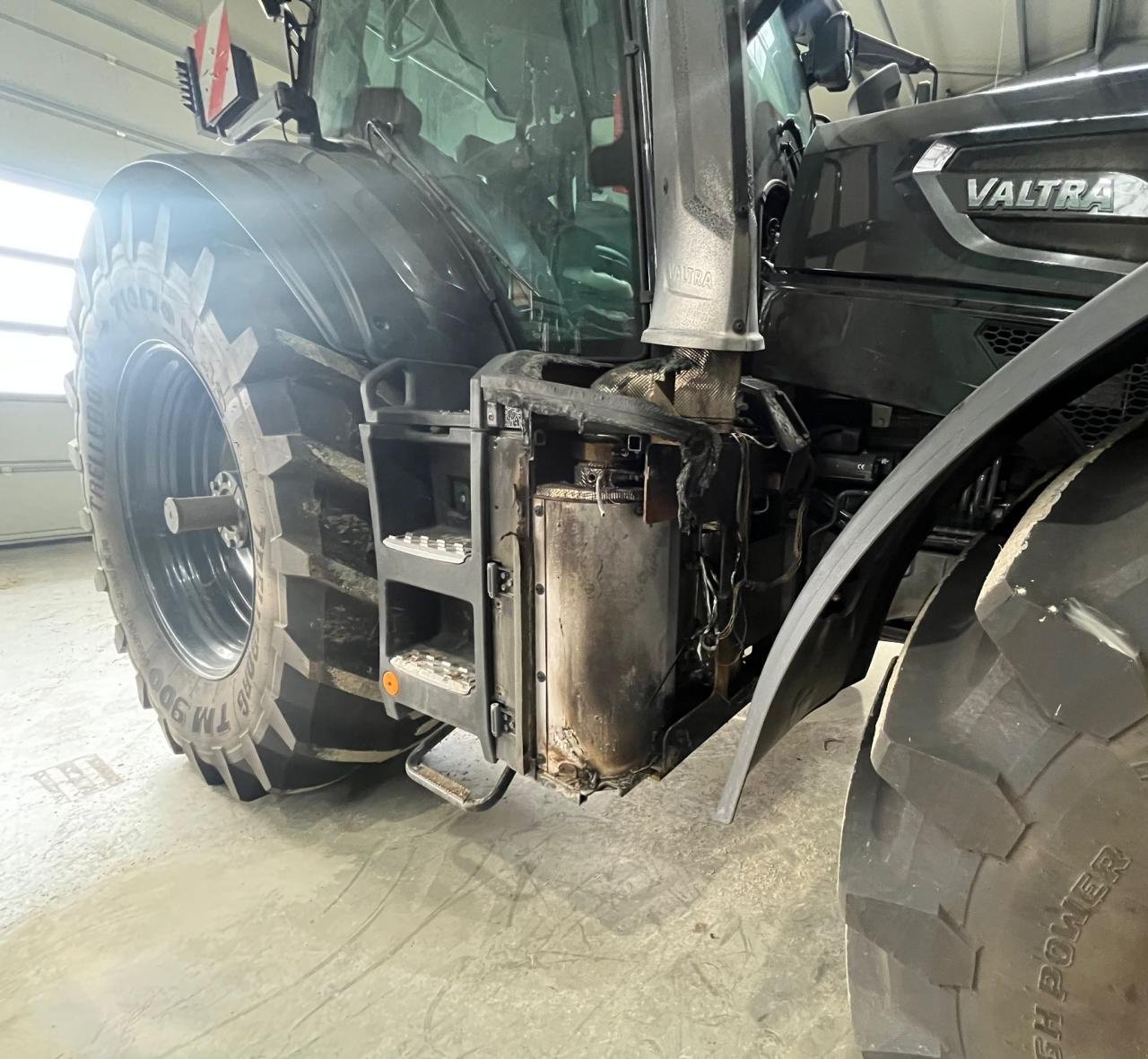 Traktor типа Valtra Q305 Brandschaden, Gebrauchtmaschine в Könnern (Фотография 7)